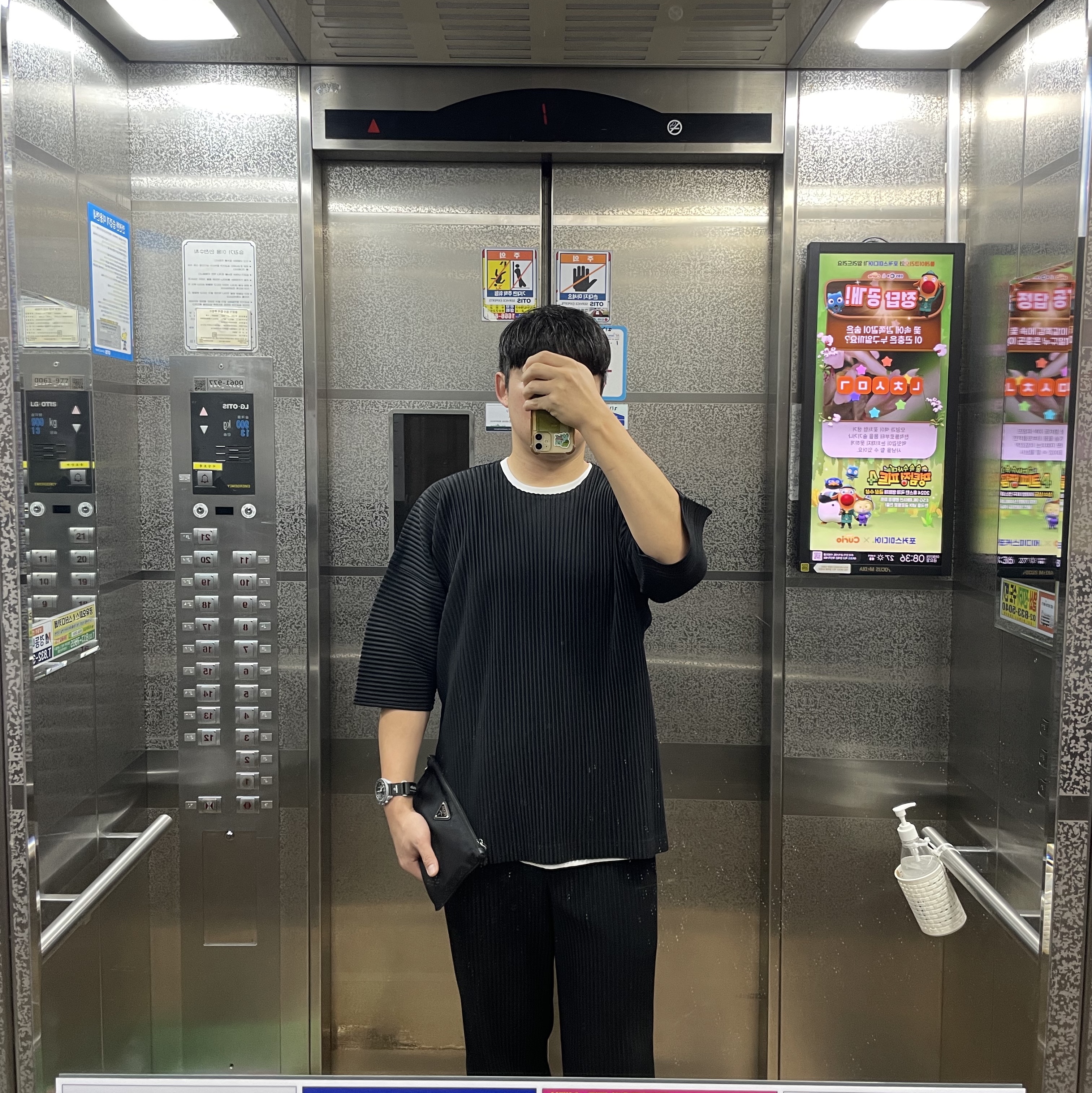 Swatch x Omega Bioceramic MoonSwatch Mission To The Moon, Homme Plisse Issey Miyake MC January Long Sleeve T-shirt Black 착용 스타일