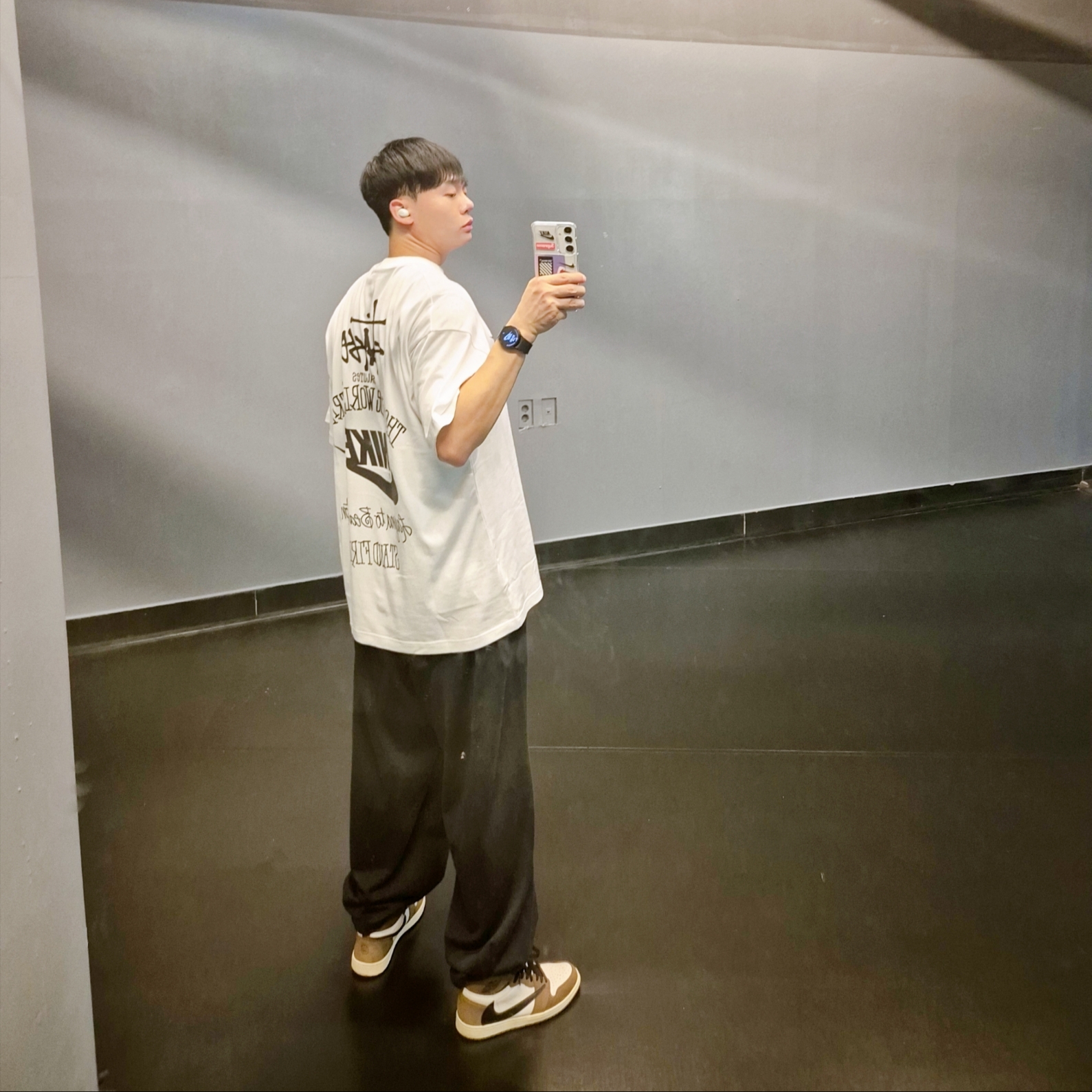Nike x Stussy T-Shirt White (DV1774-100), Jordan 1 x Travis Scott Retro High OG SP Mocha 착용 스타일