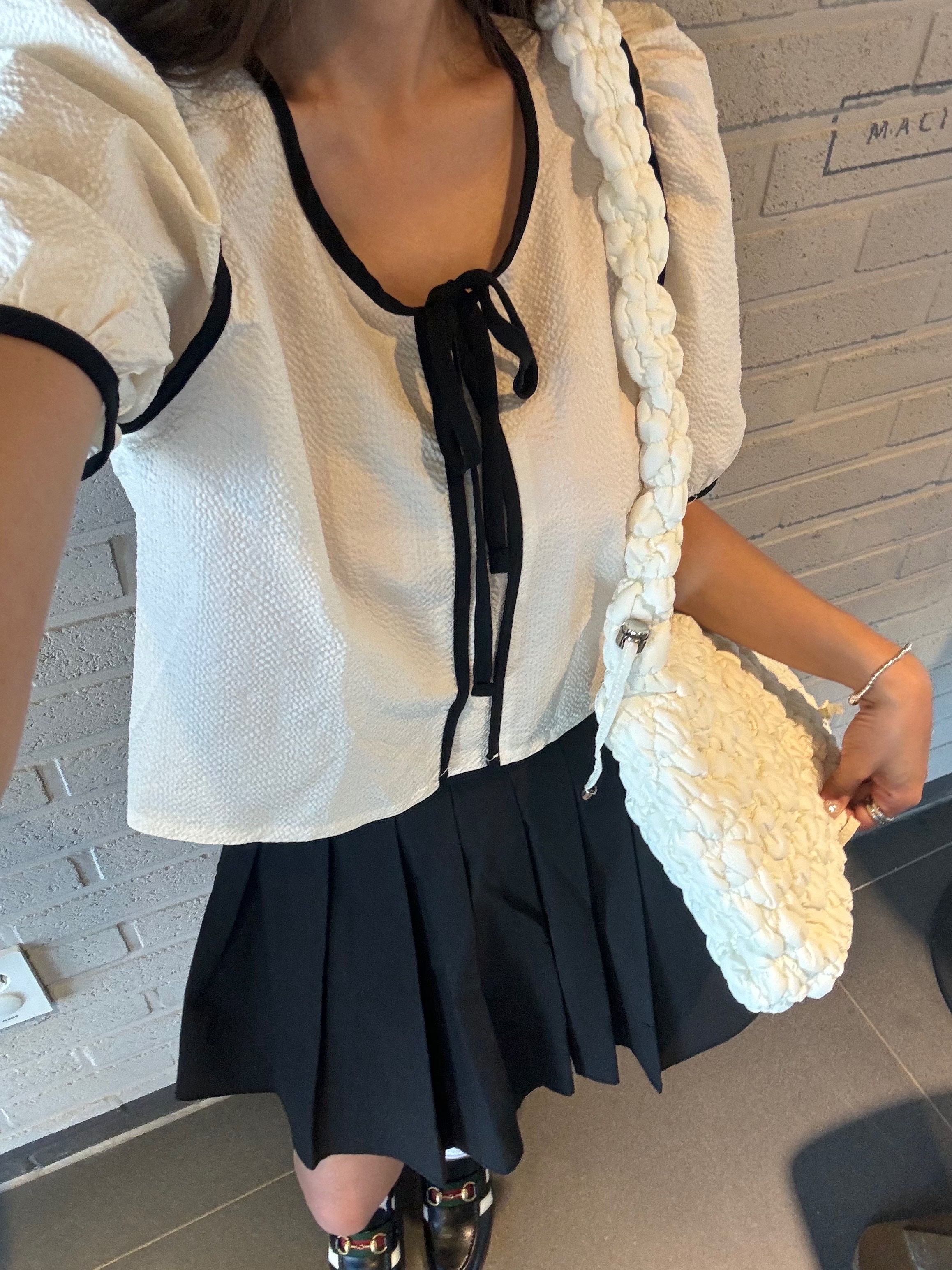 Anoetic Anc Ribbon Cloud Bag Ivory, (W) Gucci x Adidas Loafers Black 착용 스타일 - 4