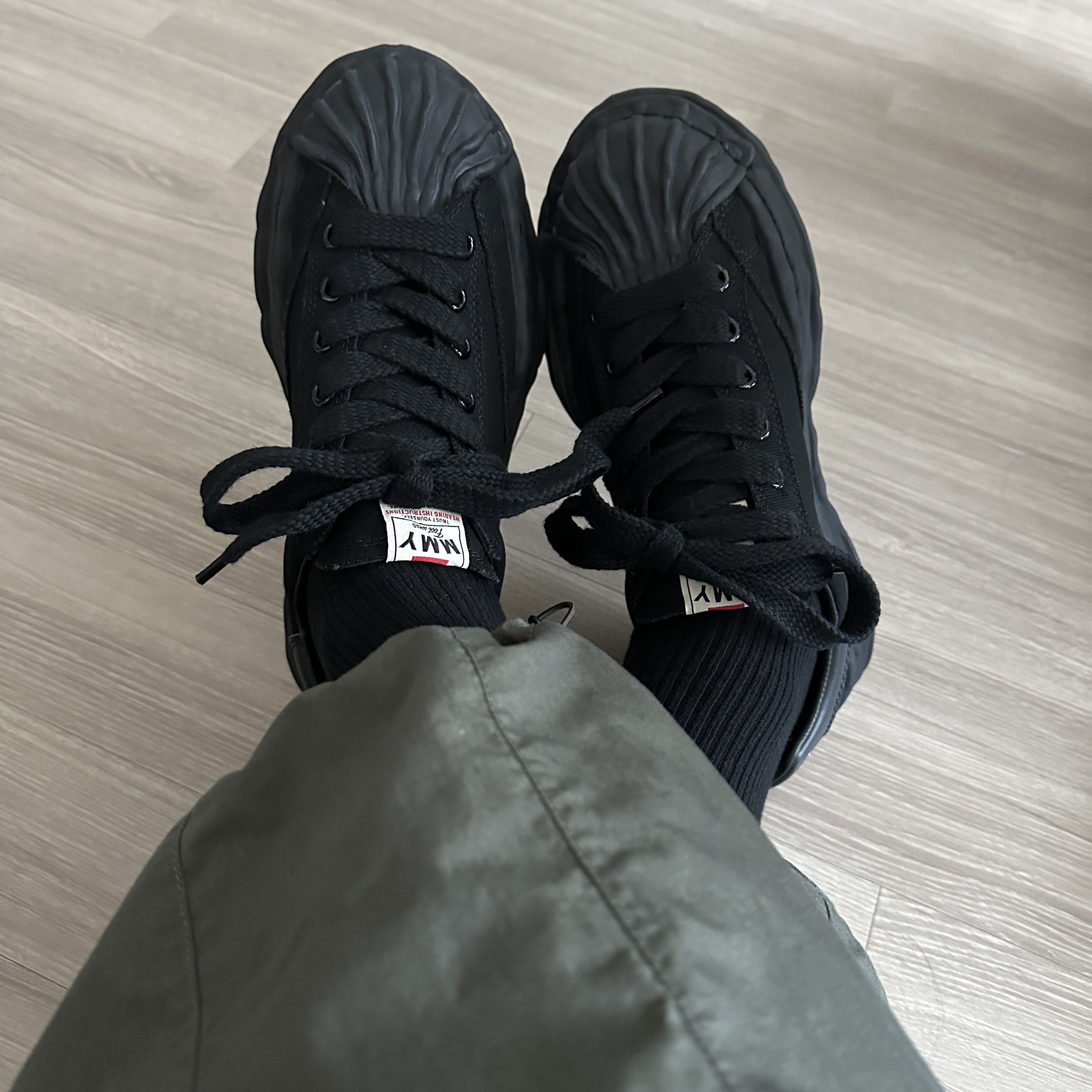 Maison Mihara Yasuhiro Blakey OG Sole Canvas Low-top Sneakers Black Black 착용 스타일