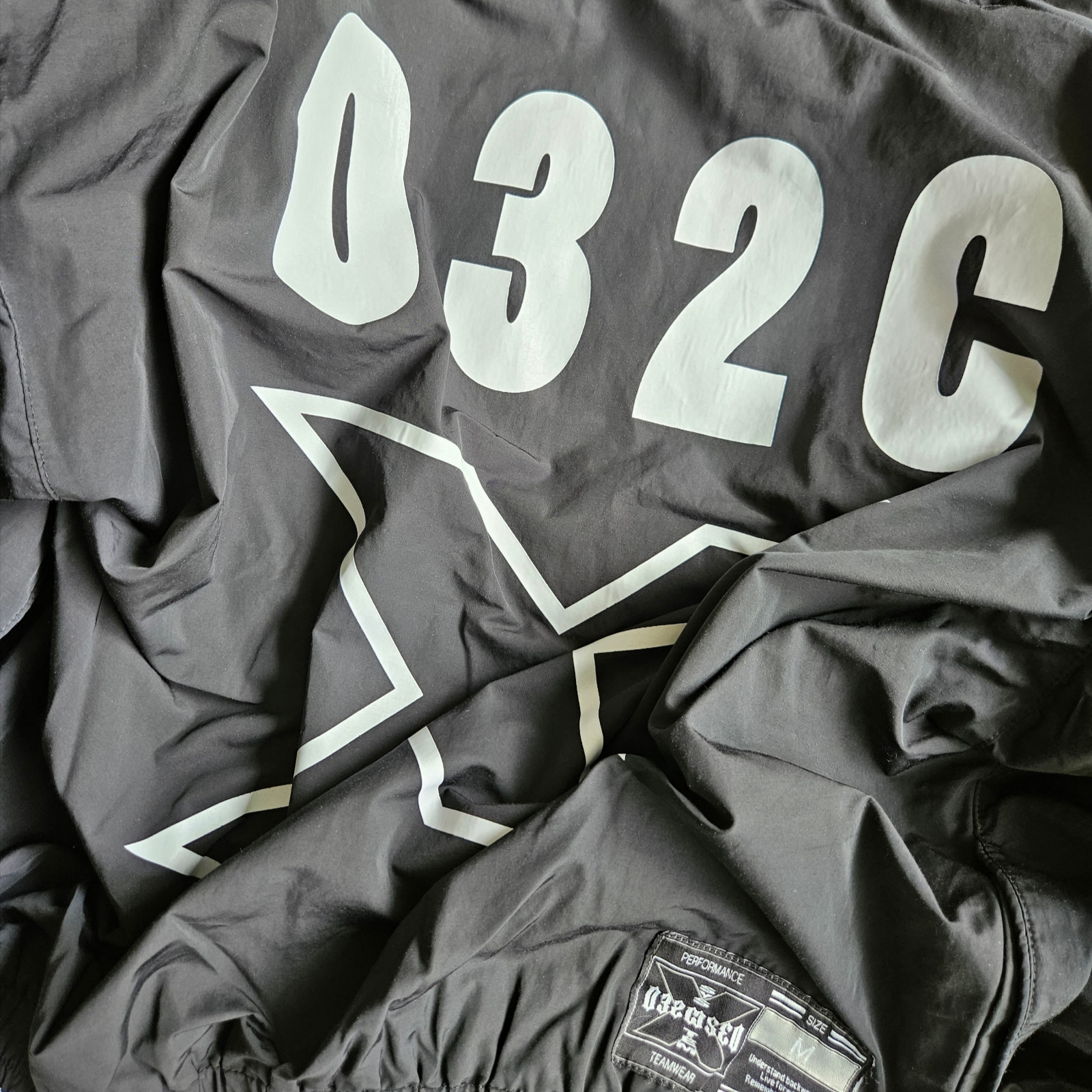 032c Banana Sleeve Tracksuit Jacket Washed Black 착용 스타일 - 2
