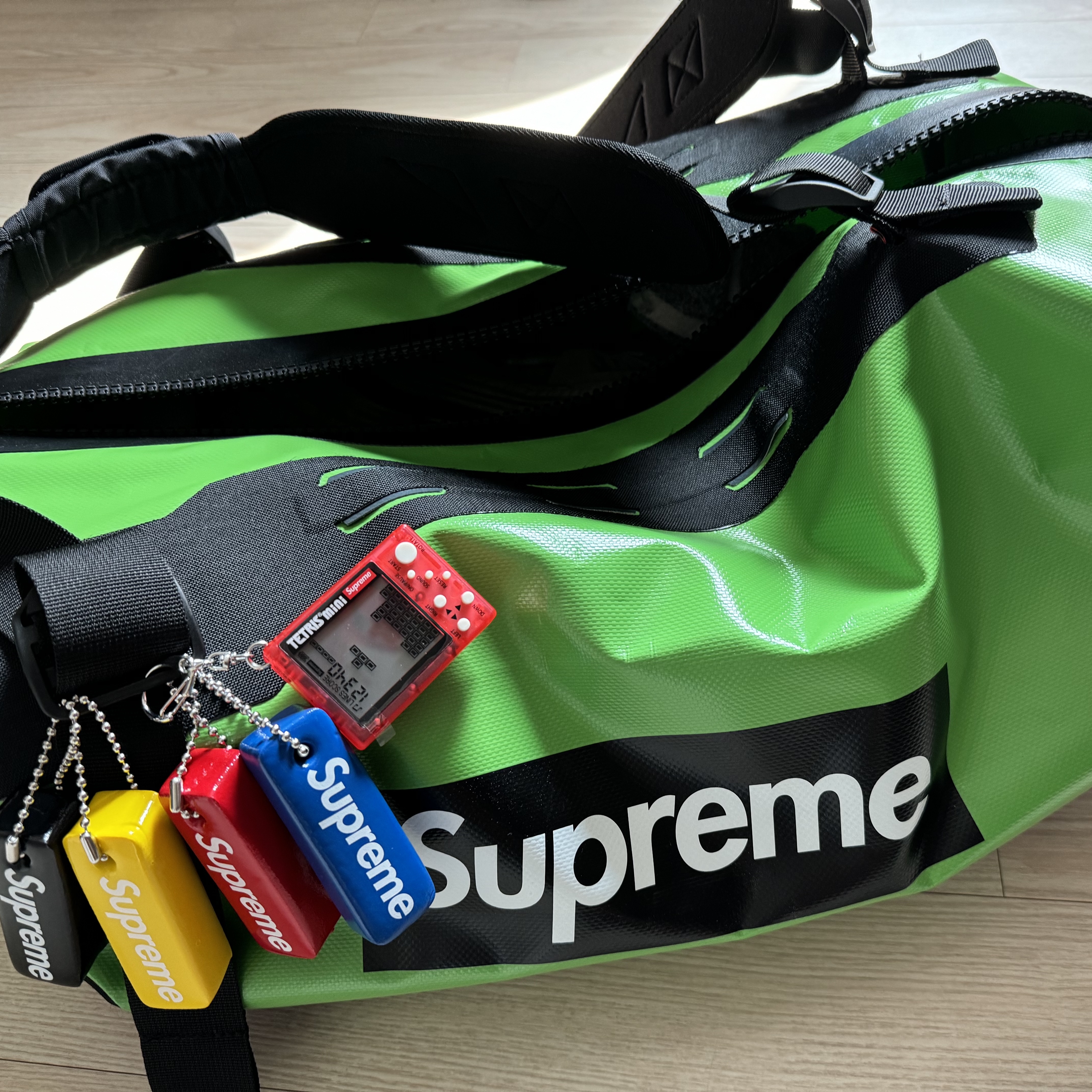 Supreme x Tetris Mini Red - 24SS (Korean Ver.), Supreme Floating Keychain Faded Blue - 23FW 착용 스타일 - 2