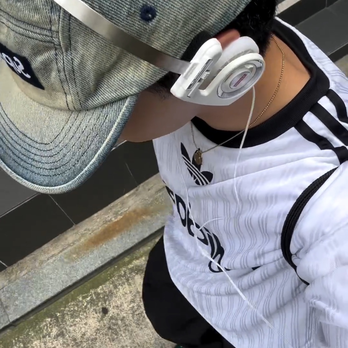 Adidas Adicolor T-Shirt White Black - KR Sizing 착용 스타일