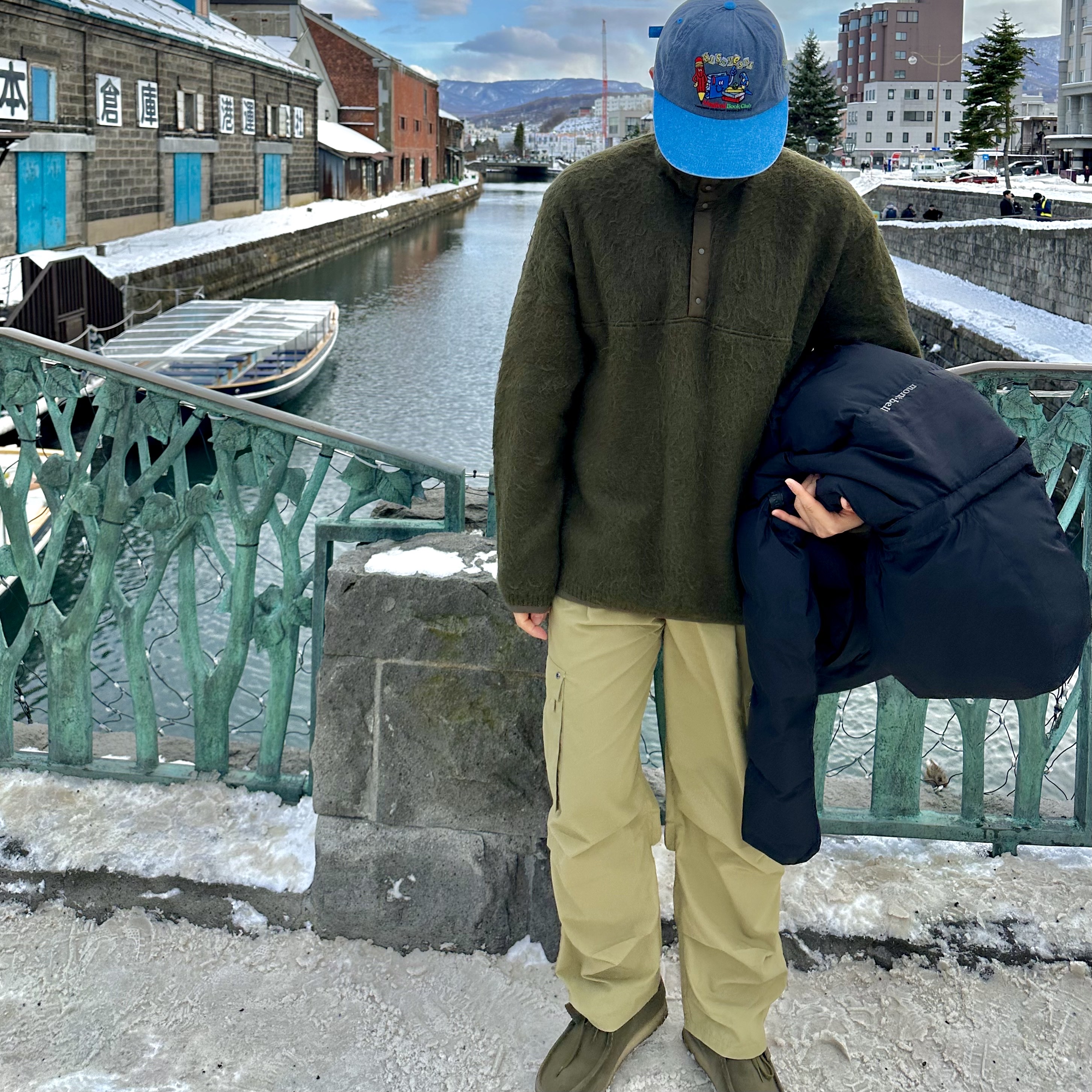 Nanamica Pullover Sweater Khaki 착용 스타일
