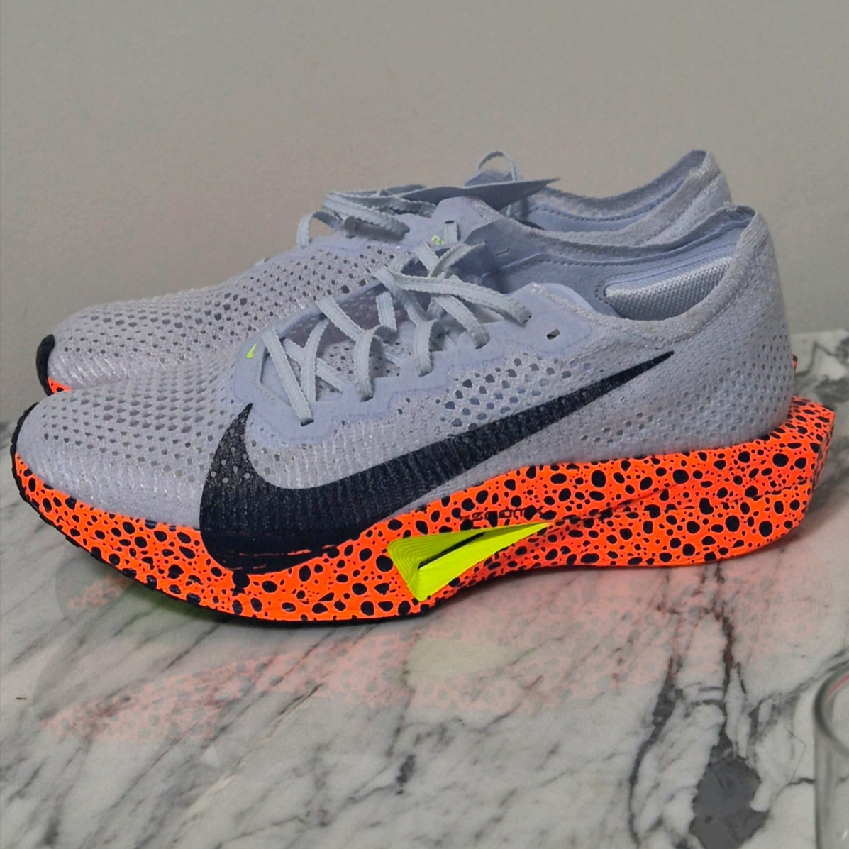 Nike ZoomX Vaporfly Next% 3 Electric, Samsung Galaxy Watch Ultra 47mm LTE Titanium Gray (Korean Ver.) 착용 스타일 - 2