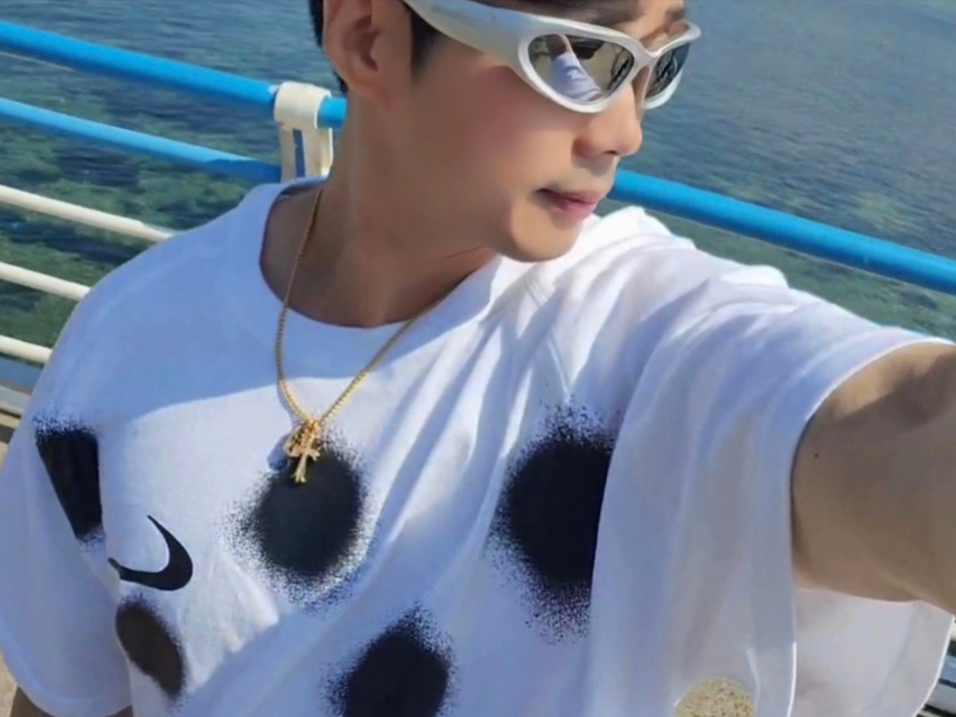 Nike x Off-White NRG Short Sleeve T-Shirt White, Balenciaga Swift Oval Sunglasses Silver 착용 스타일