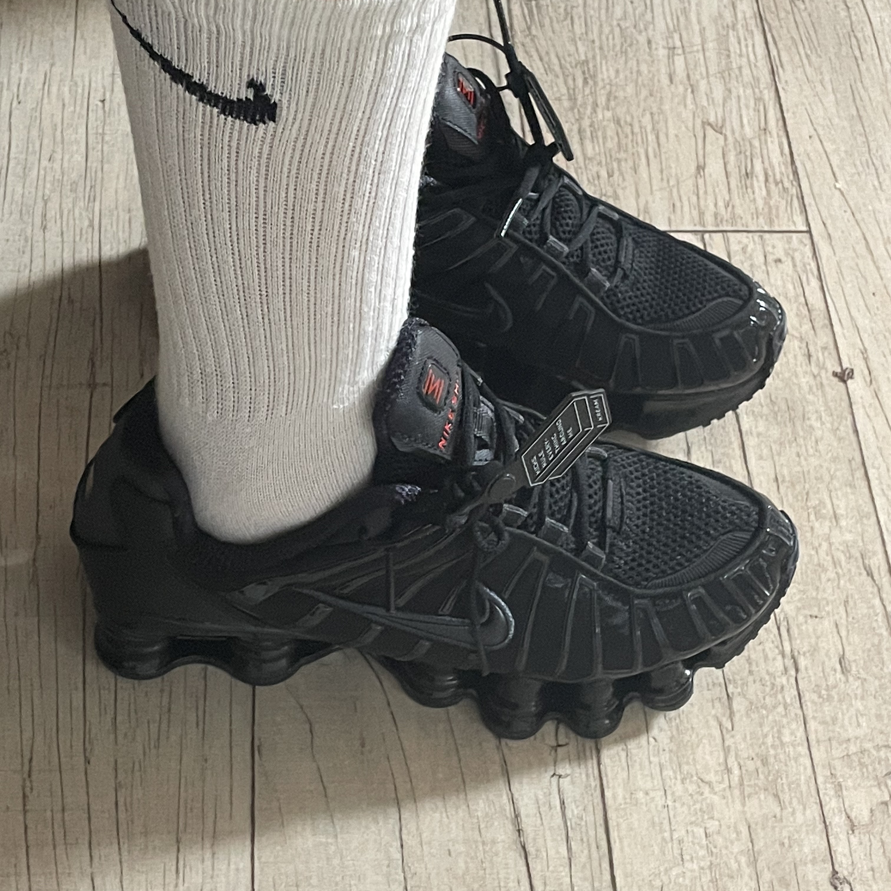 (W) Nike Shox TL Black and Max Orange 착용 스타일 - 1