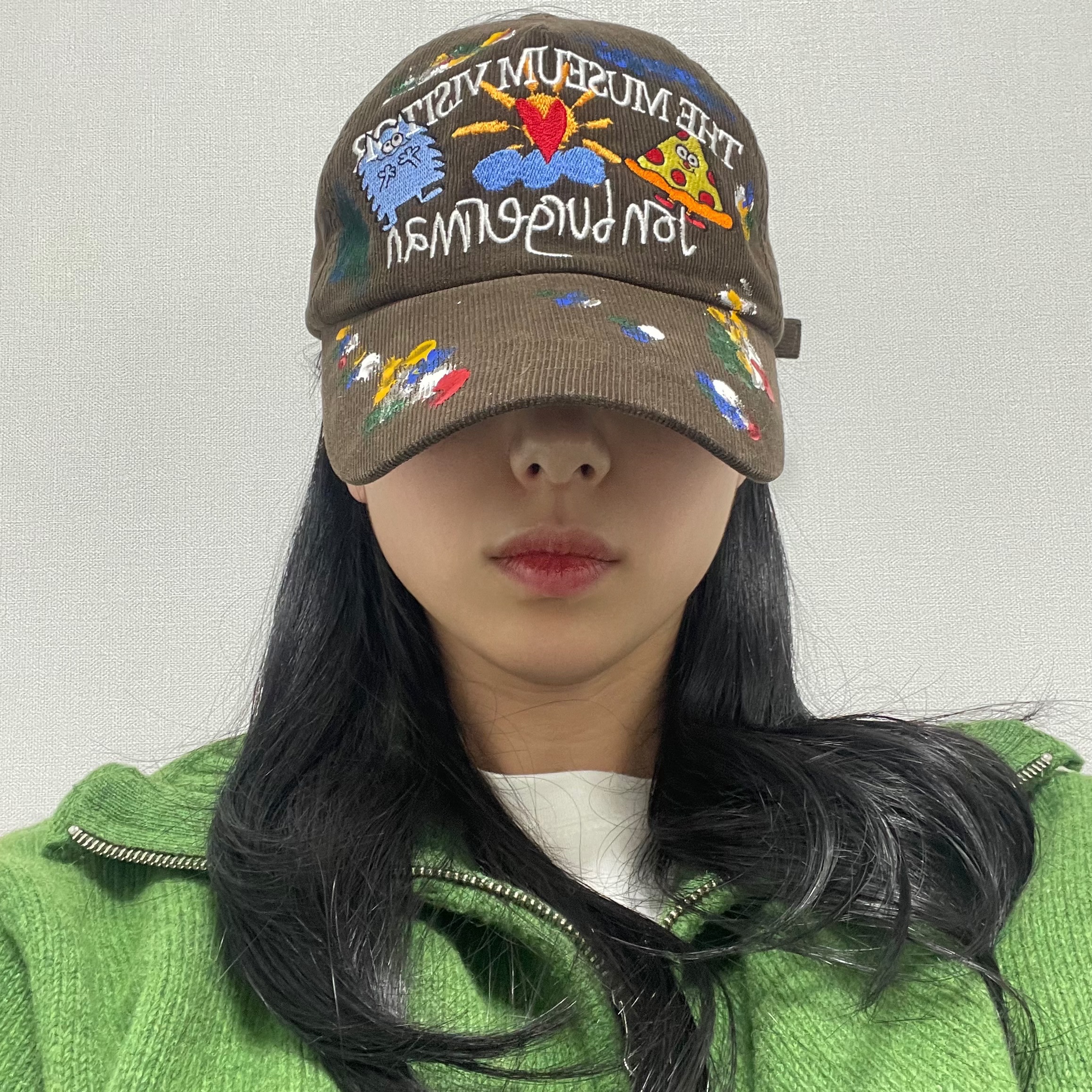 The Museum Visitor x Jon Burgerman Hand Painted Pizza & Poch Corduroy Ball Cap Brown 착용 스타일