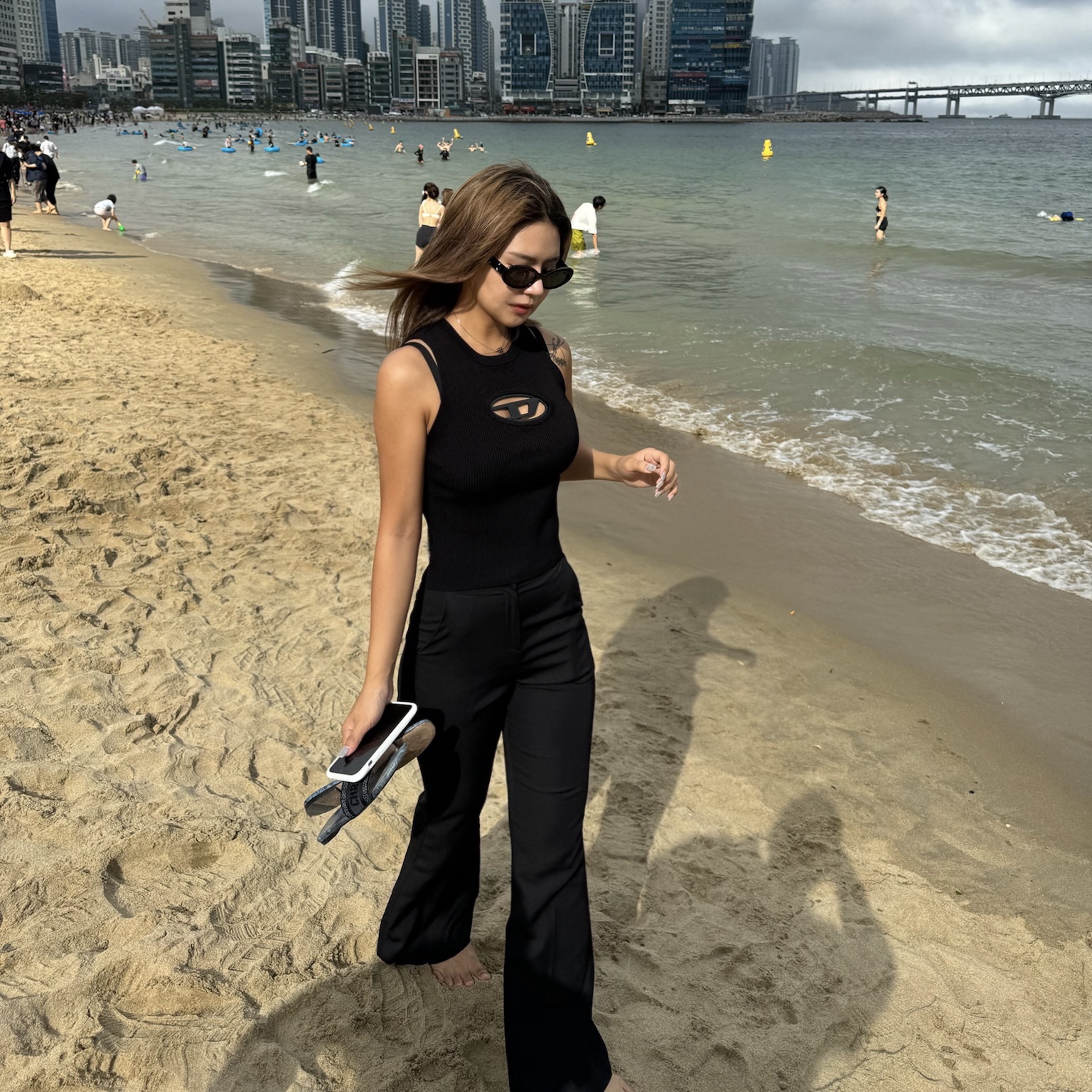 (W) Dior Dway Slide Embroidered Denim Blue Multicolor Toile De Jouy Sauvage Motif, (W) Diesel M-Onerva-Top Cut-Out Knit Top with Logo Plaque Black Black 착용 스타일 - 2
