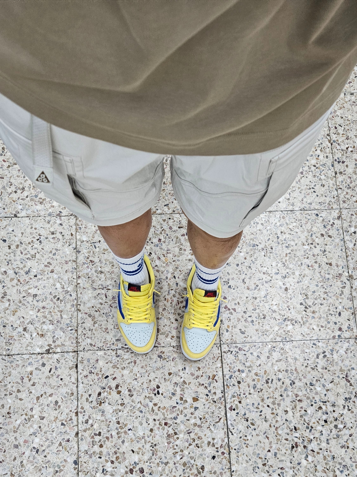 Nike x Off-White NRG T-Shirt Khaki - Asia, Nike ACG Smith Summit Cargo Pants Light Bone - Asia 착용 스타일