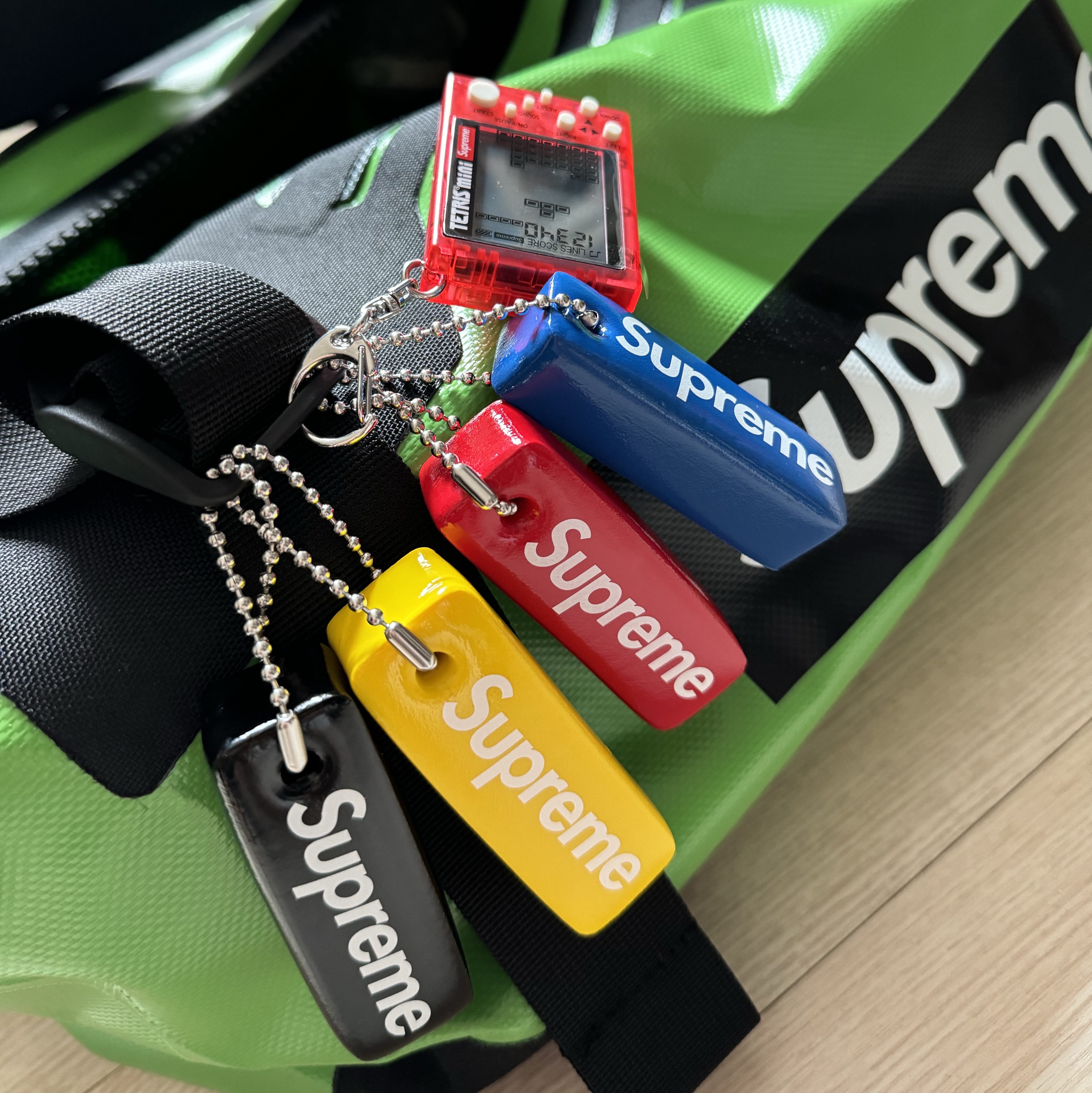 Supreme x Tetris Mini Red - 24SS (Korean Ver.), Supreme Floating Keychain Faded Blue - 23FW 착용 스타일 - 1