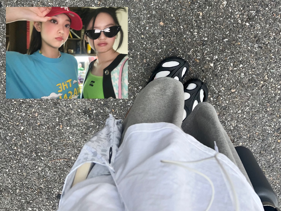 NewJeans Supernatural NJ x Murakami Cross Bag Silver (Hyein Ver.), Keen Shanti Black Dawn Blue 착용 스타일