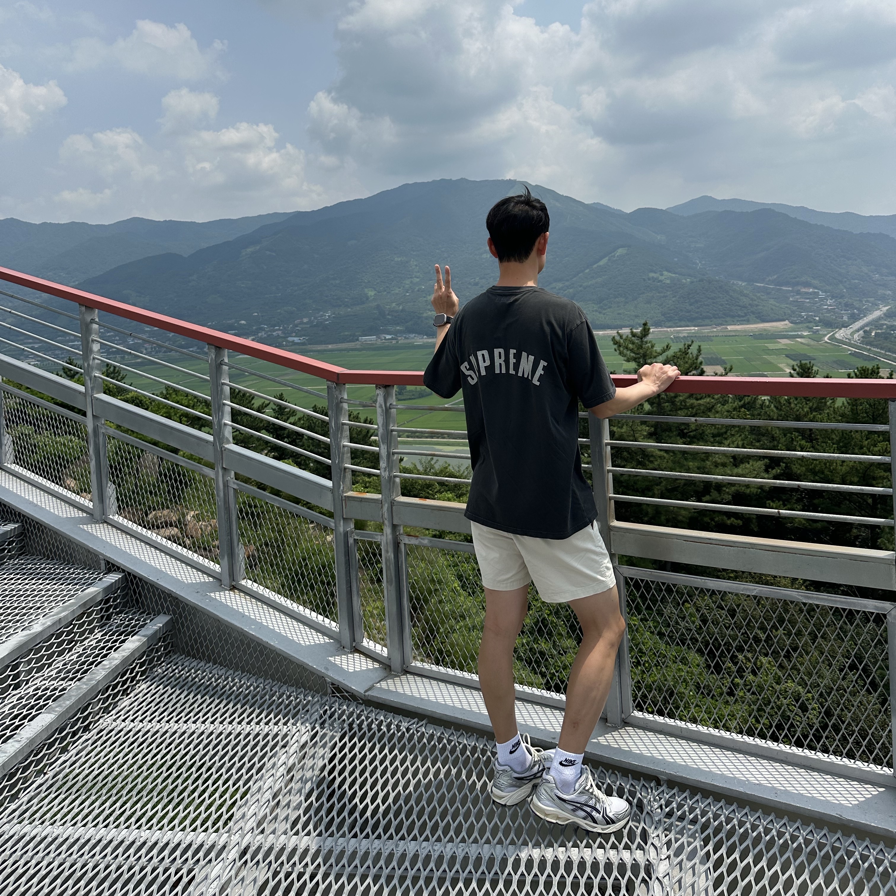 Supreme Cracked Arc S/S Top Black - 24SS, Asics x JJJJound Gel-Kayano 14 Silver Black 착용 스타일 - 1