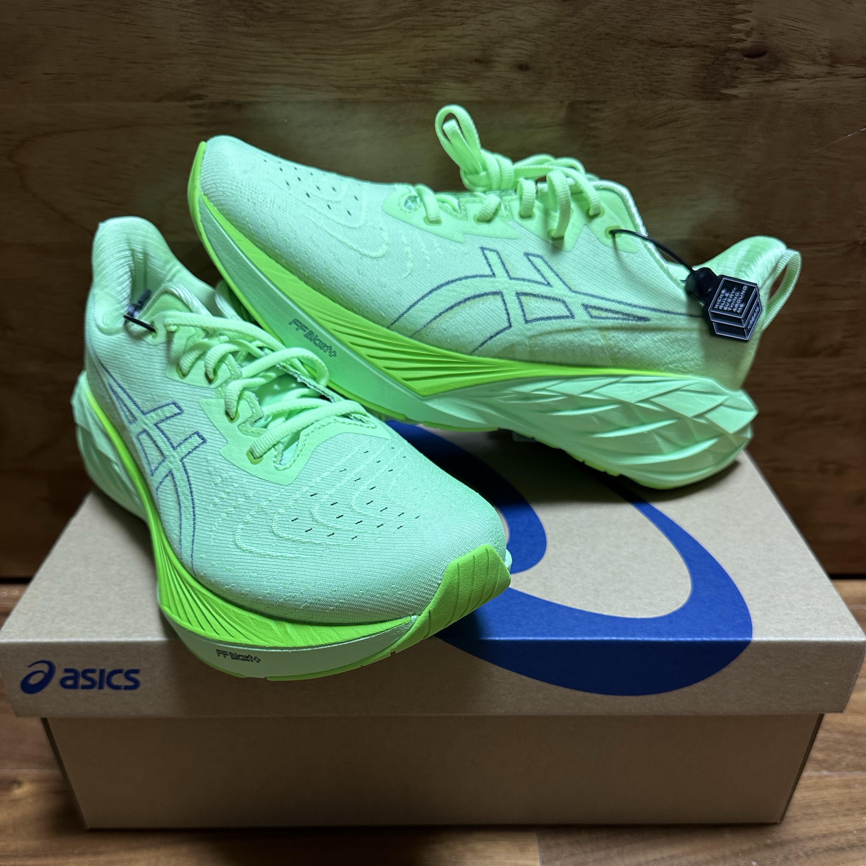 Asics Novablast 4 Illuminate Green Lime Burst - 2E Wide 착용 스타일
