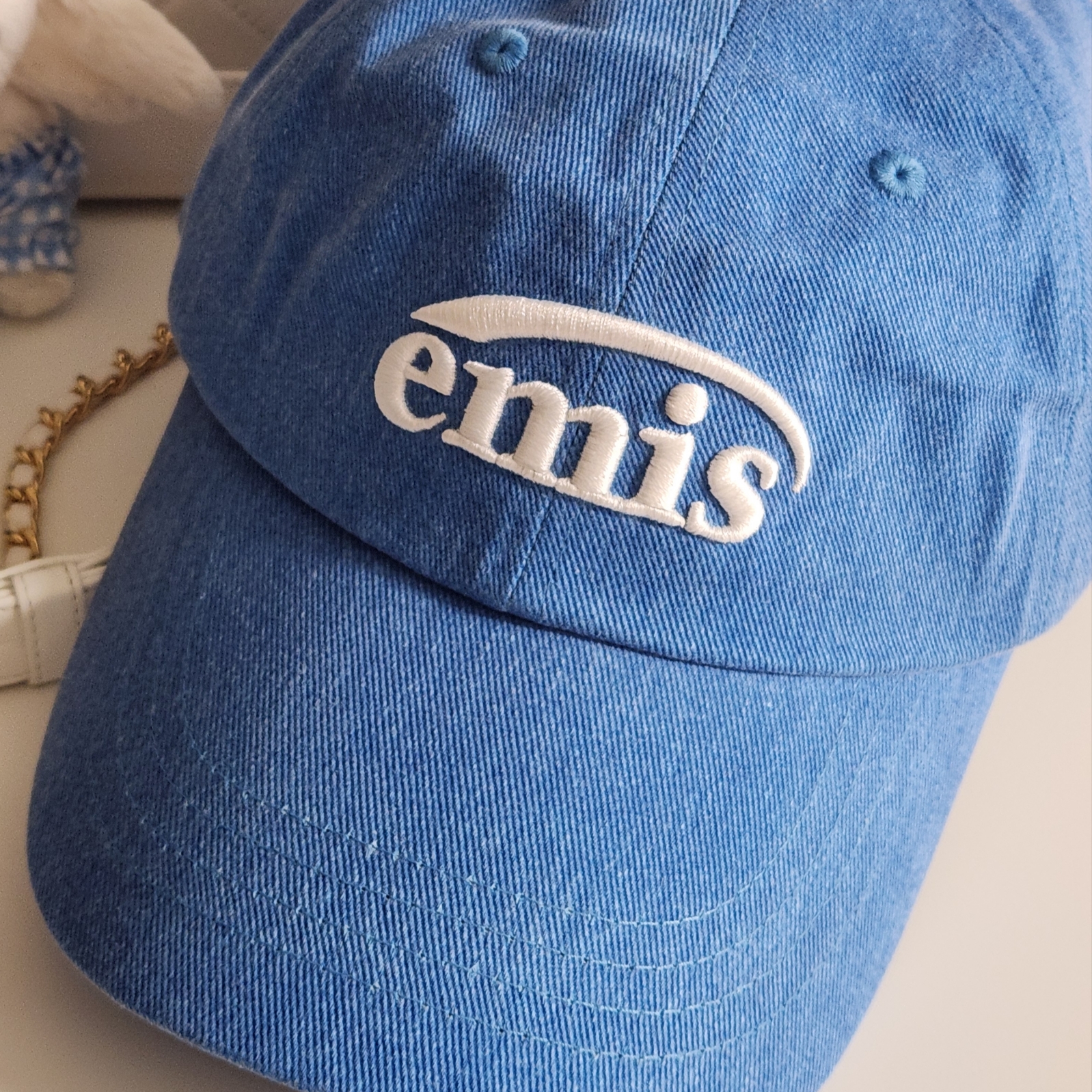 Emis New Logo Pigment Ball Cap Blue 착용 스타일 - 2