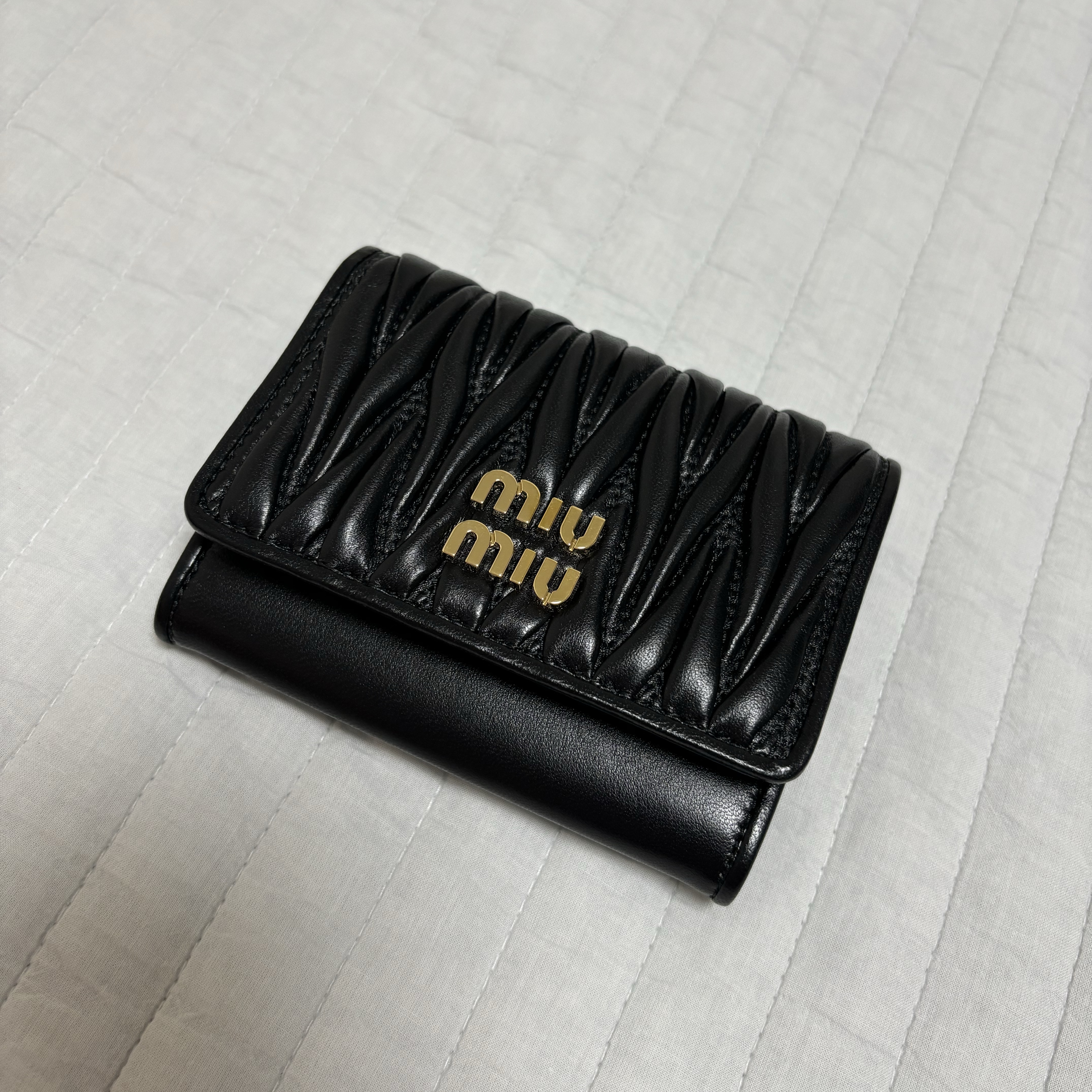 Miu Miu Matelasse Nappa Leather Card Holder Black 착용 스타일 - 2