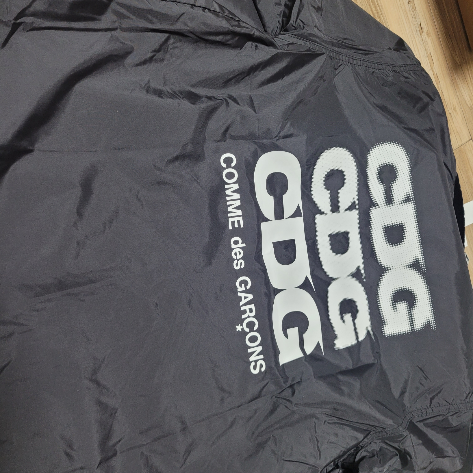 CDG Logo Coach Jacket Black 착용 스타일 - 1