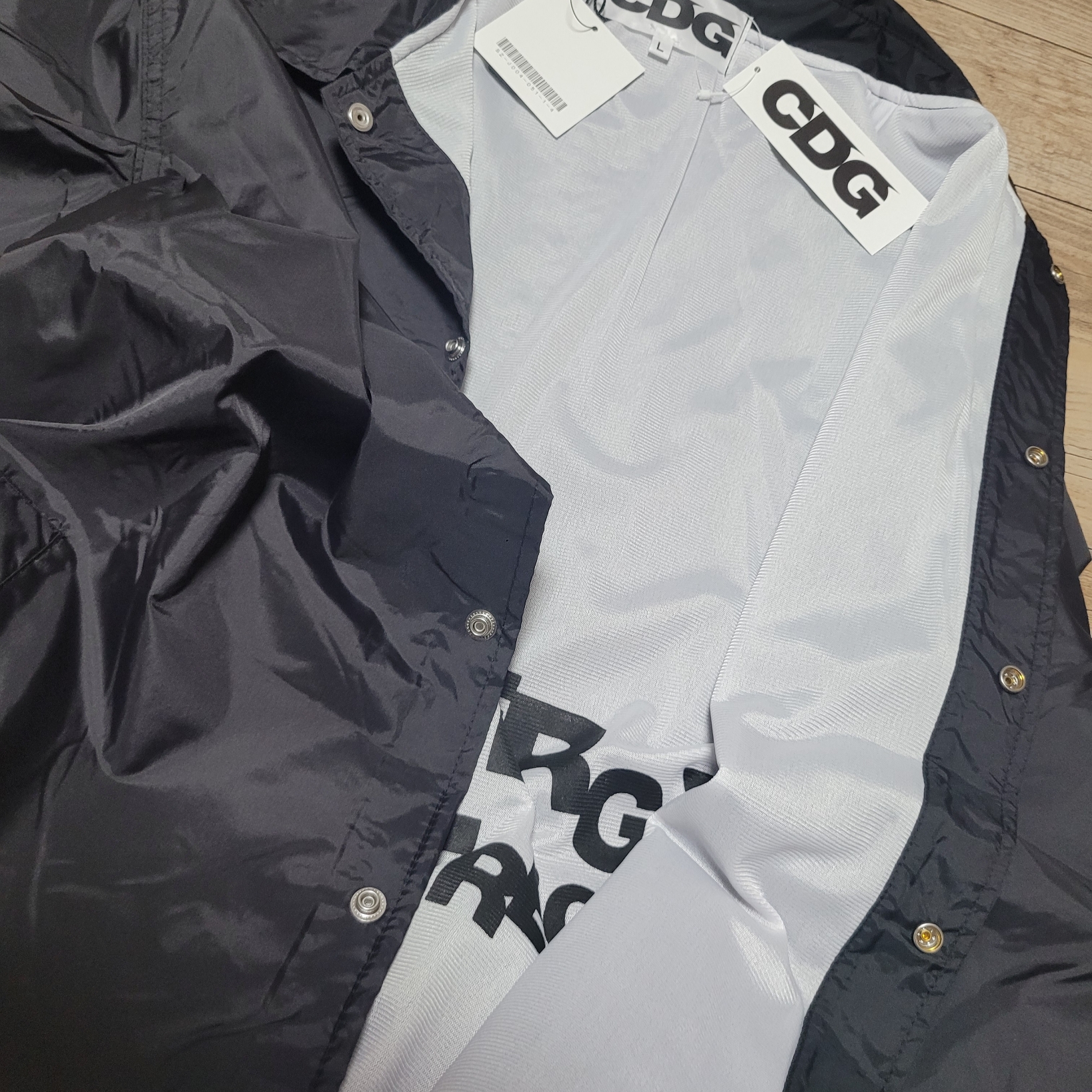 CDG Logo Coach Jacket Black 착용 스타일 - 3