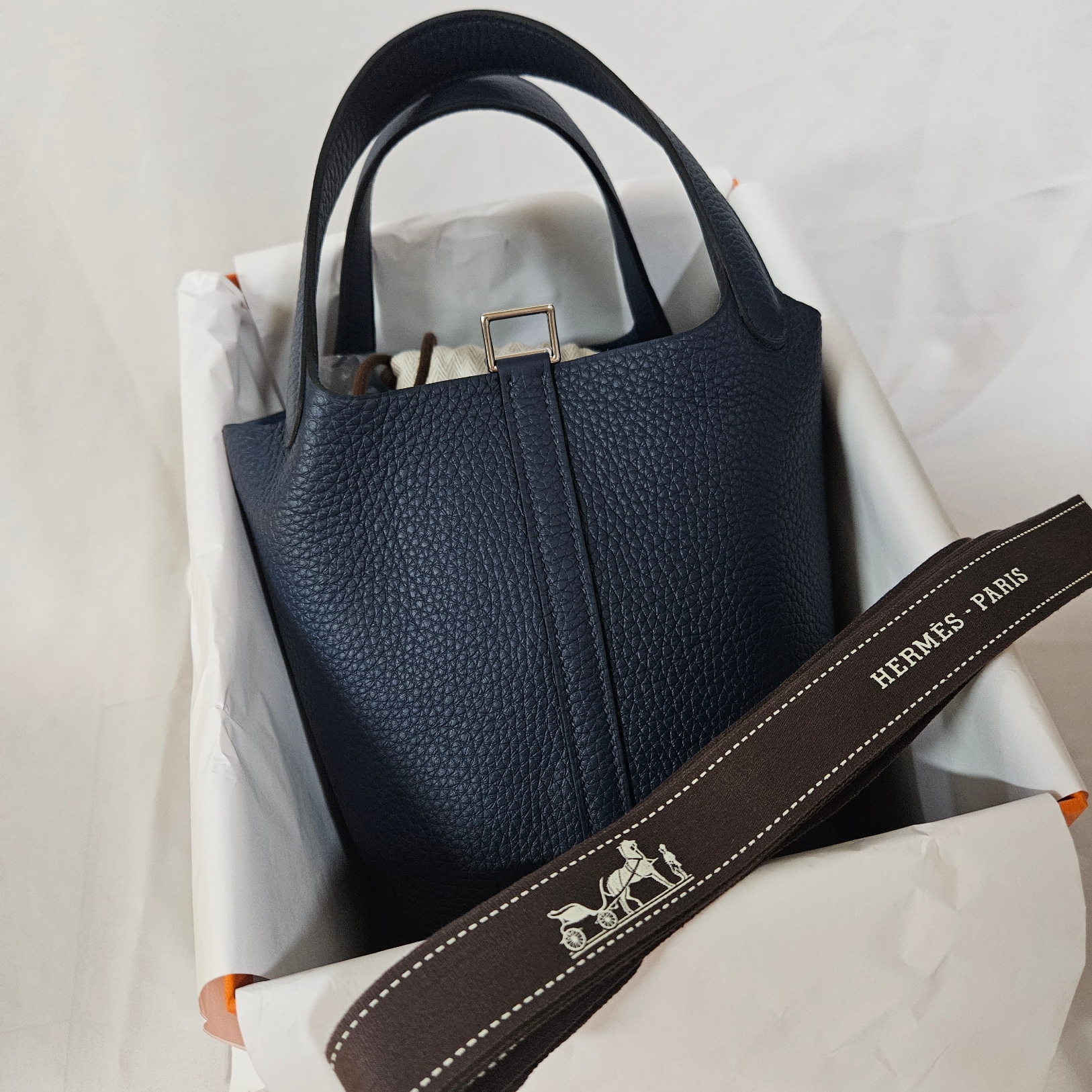 Hermes Picotin Lock 18 Bag Clemence & Palladium Bleu de Prusse 착용 스타일 - 3