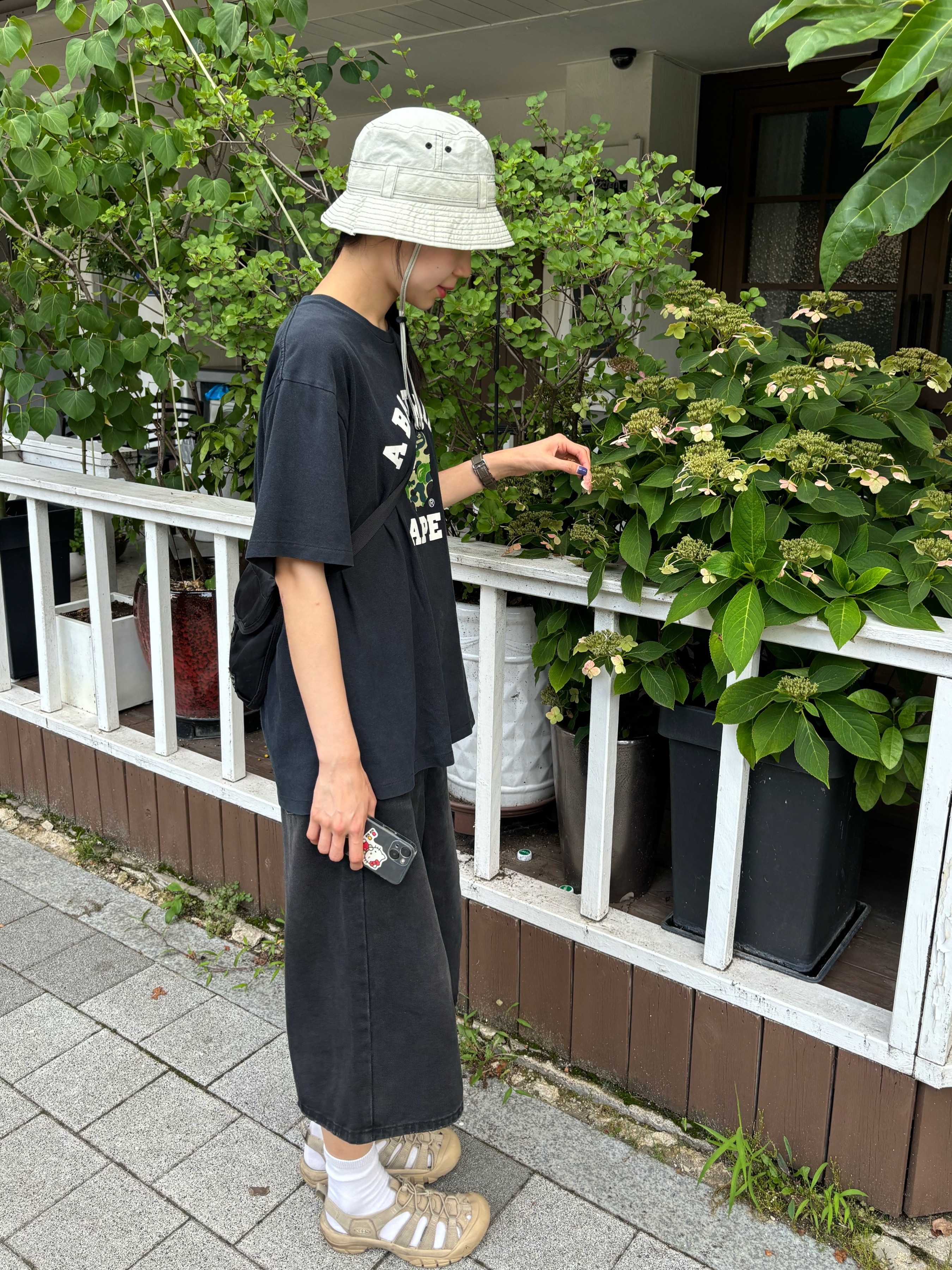 (W) Matin Kim Matin Stitch Safari Bucket Hat Beige, (W) Keen Newport H2 Monochrome Safari 착용 스타일