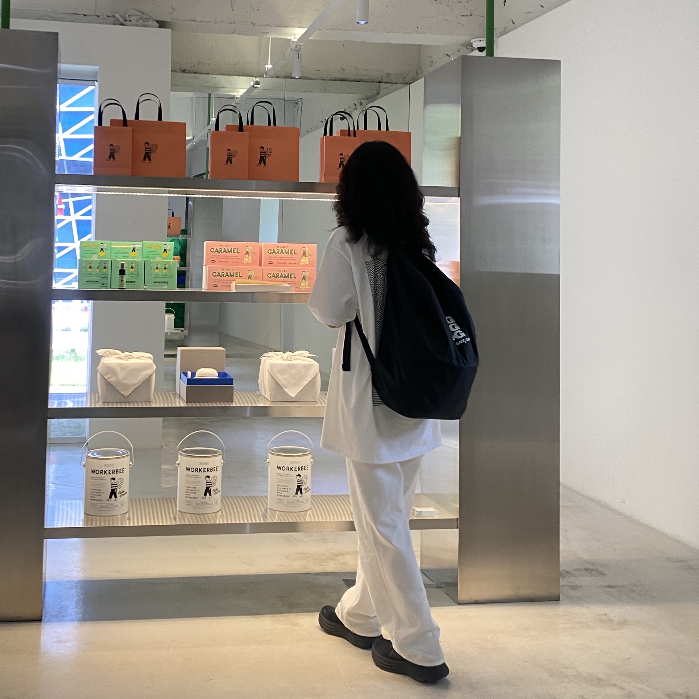 CDG Backpack Black, Stussy Dots & Loops T-Shirt White 착용 스타일