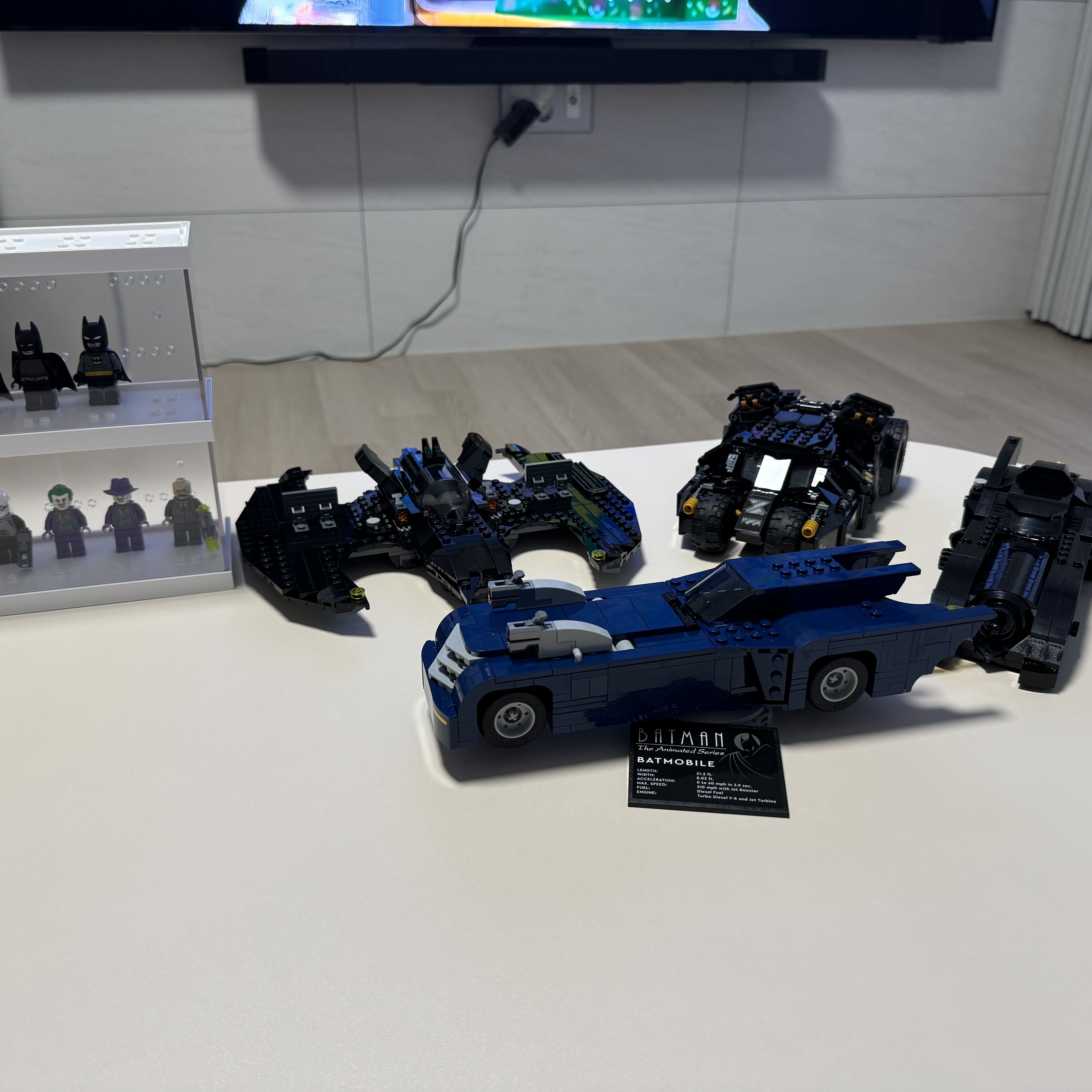 Lego DC Comics Batman Batmobile Tumbler: Scarecrow Showdown, Lego DC Comics Batman Batman with the Batmobile vs. Harley Quinn and Mr. Freeze 착용 스타일