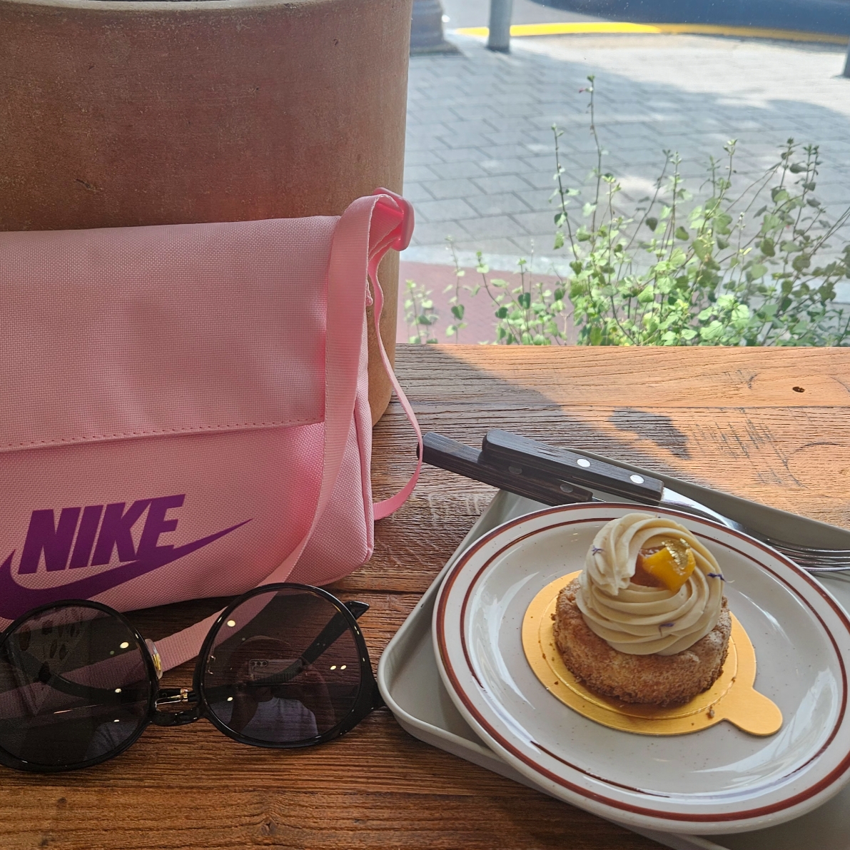 Oofos OOriginal Eggnog & Chalk, Nike NSW Futura 365 Crossbody Bag 3L Medium Soft Pink 착용 스타일 - 7