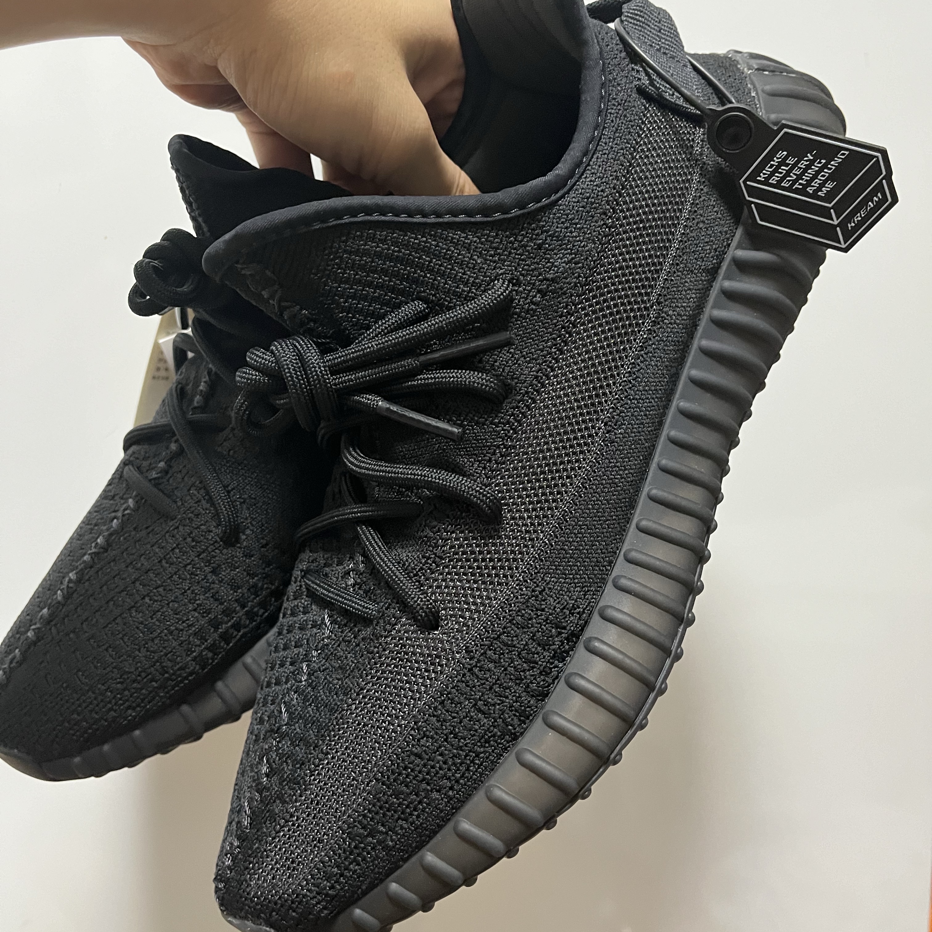 Adidas Yeezy Boost 350 V2 Onyx 착용 스타일