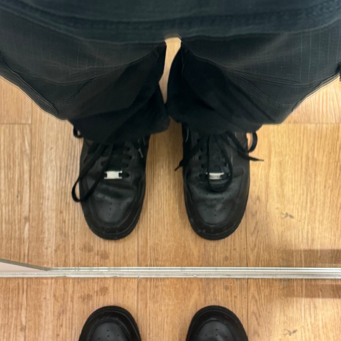 Nike Air Force 1 '07 Low Triple Black, Carhartt WIP Columbia Ripstop Regular Cargo Pants Black 착용 스타일 - 2