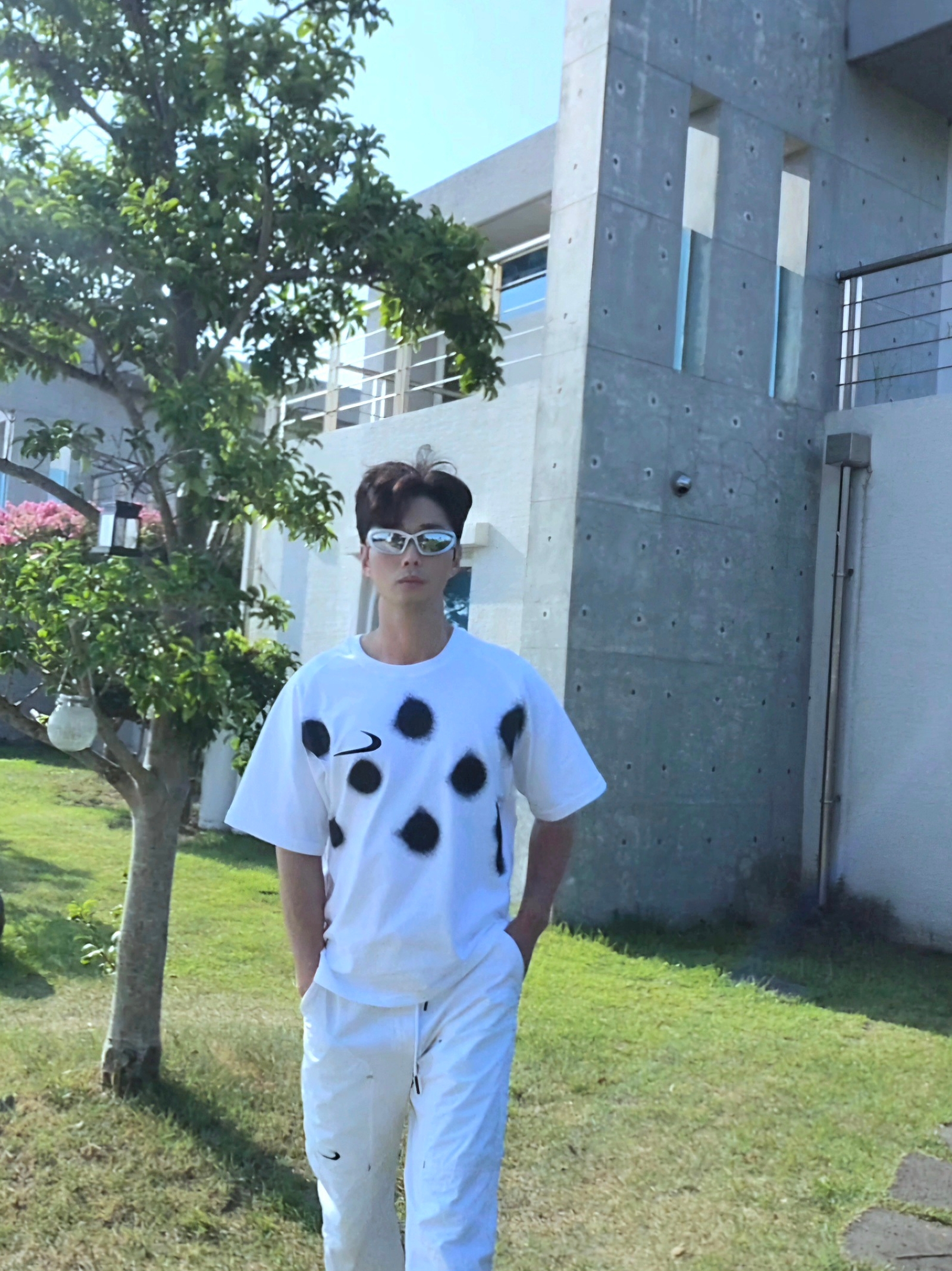 Nike x Off-White NRG Short Sleeve T-Shirt White, Balenciaga Swift Oval Sunglasses Silver 착용 스타일 - 1