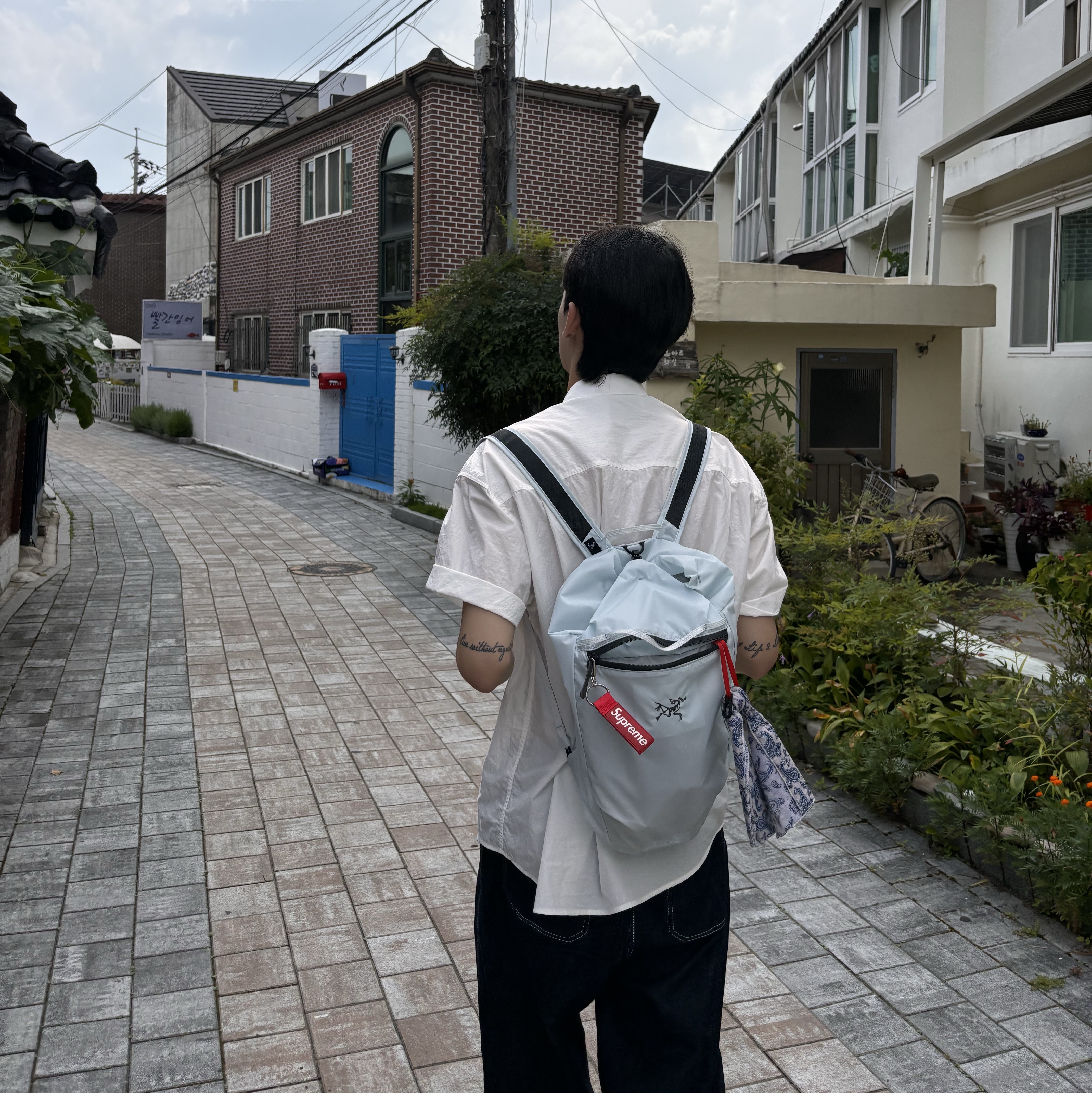 Arc'teryx Heliad 10 Backpack Daybreak Graphite, Supreme Webbing Keychain Red - 23SS 착용 스타일 - 2