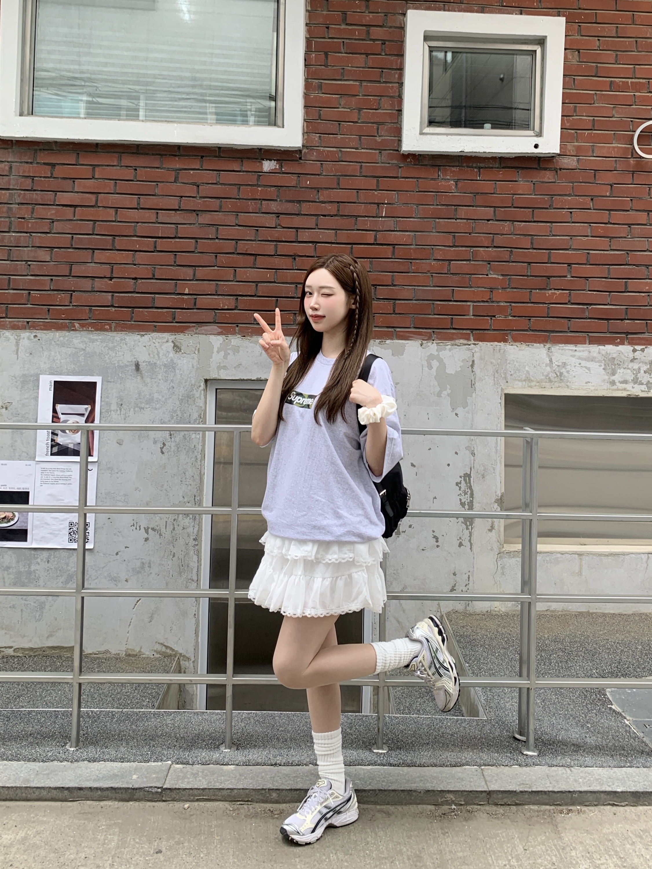 Supreme Box Logo T-Shirt Ash Grey - 23FW, Prada Re-Nylon Medium Backpack Black 착용 스타일 - 2