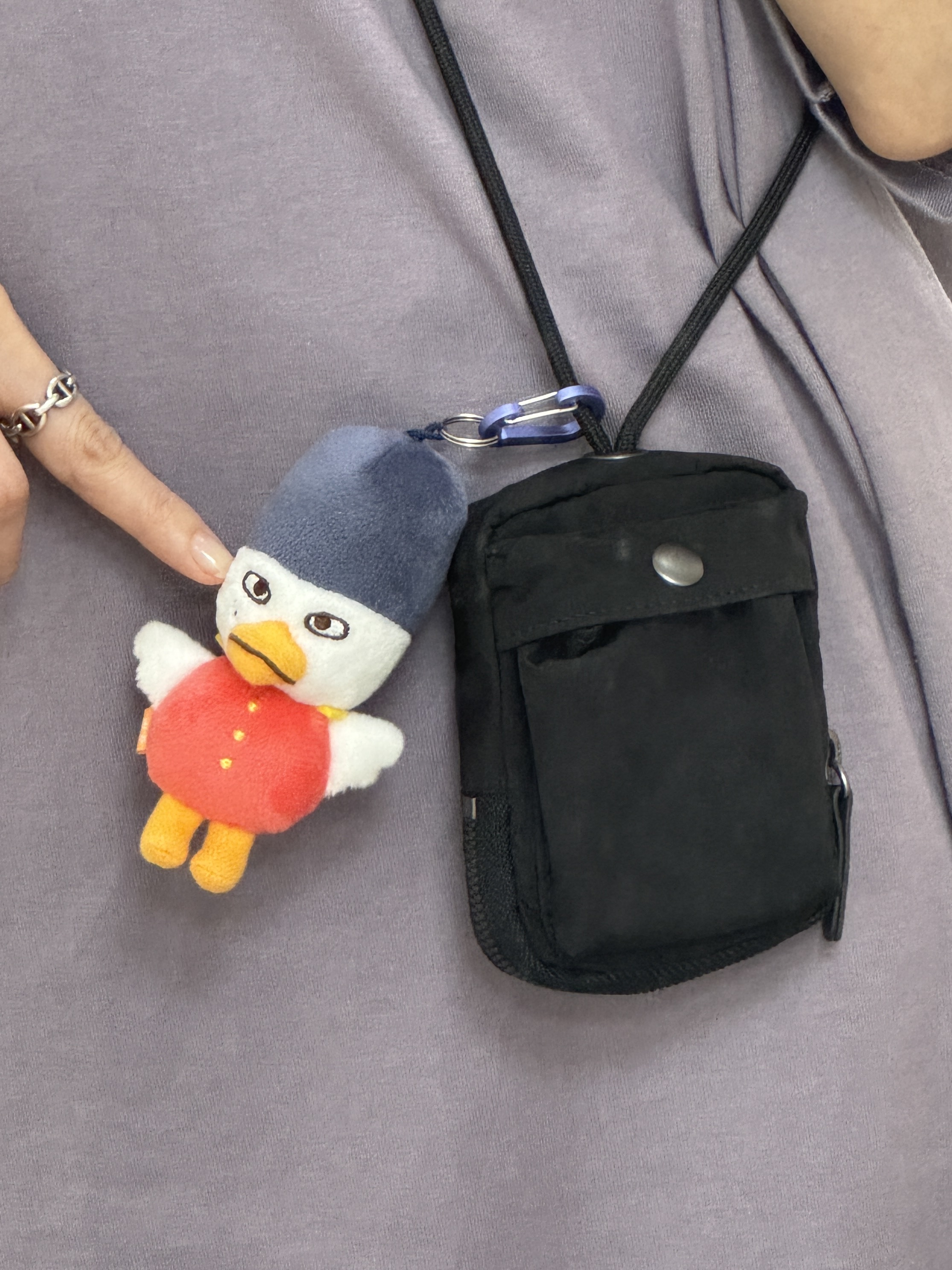 COS Mini Crossbody Pouch Nylon Black 착용 스타일