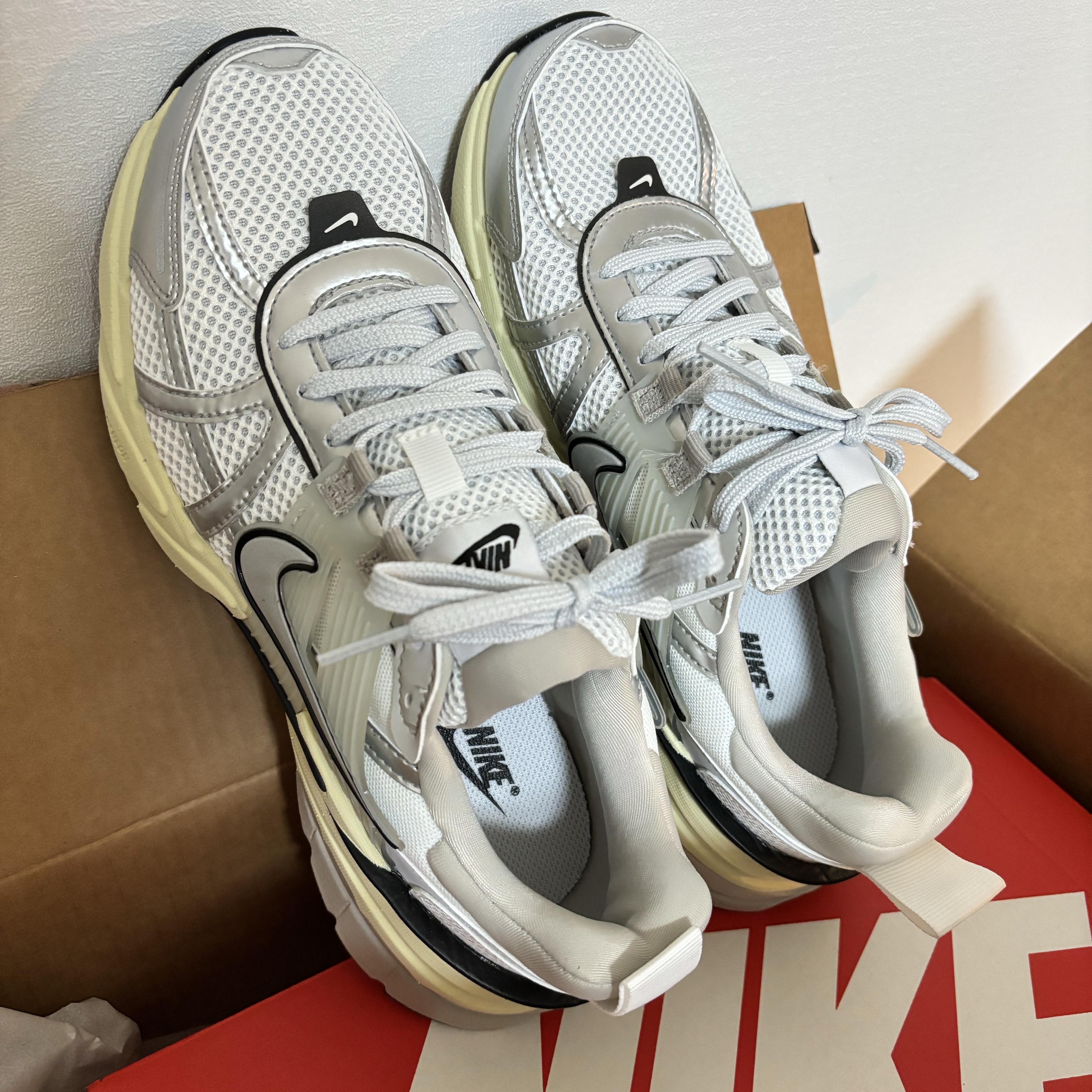 Nike V2K Run Summit White Metallic Silver 착용 스타일 - 1