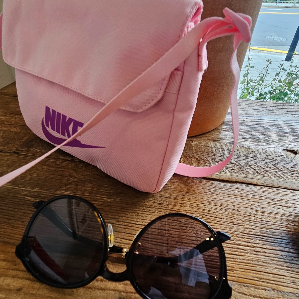 Oofos OOriginal Eggnog & Chalk, Nike NSW Futura 365 Crossbody Bag 3L Medium Soft Pink 착용 스타일 - 4