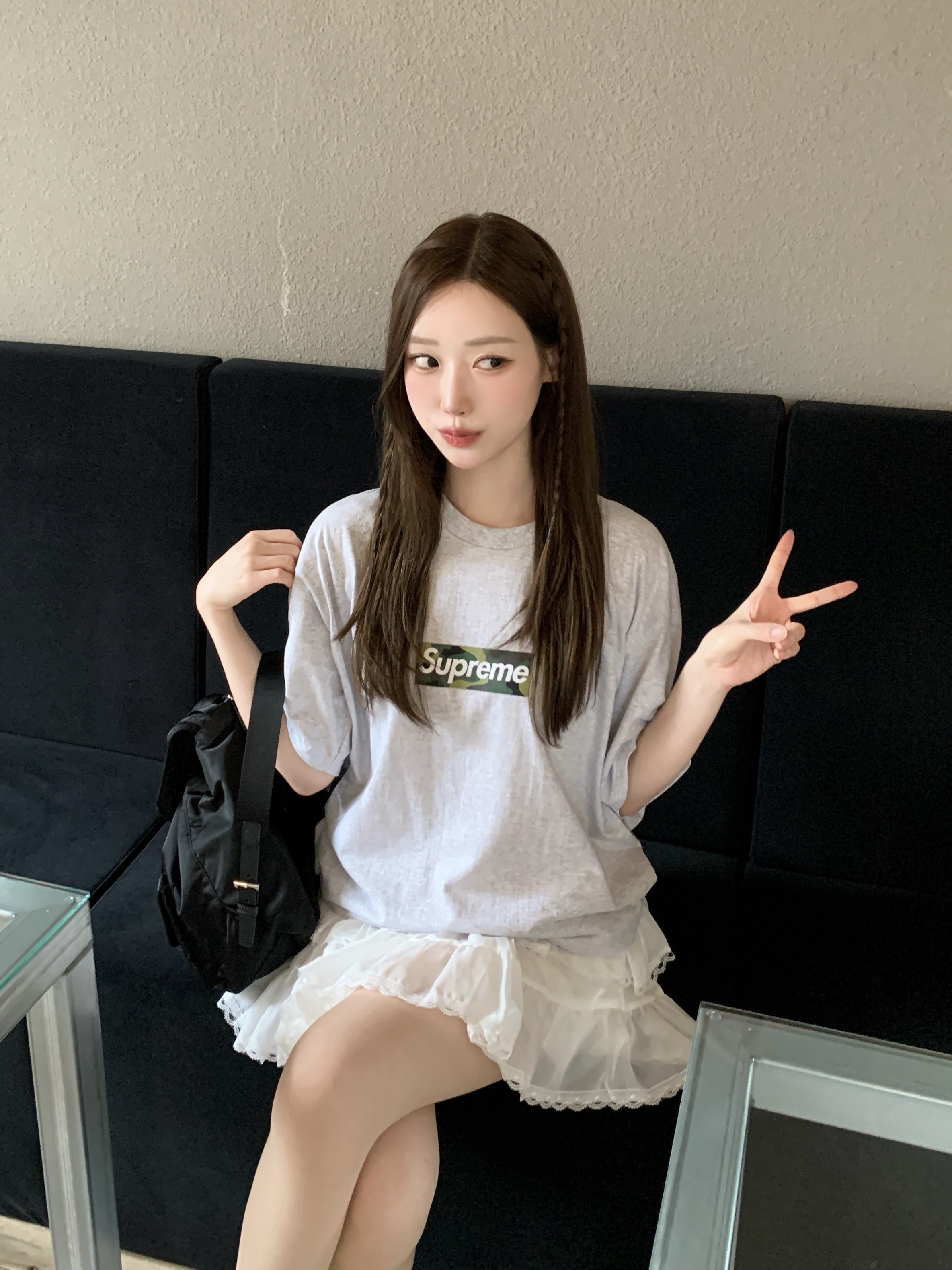 Supreme Box Logo T-Shirt Ash Grey - 23FW, Prada Re-Nylon Medium Backpack Black 착용 스타일 - 1