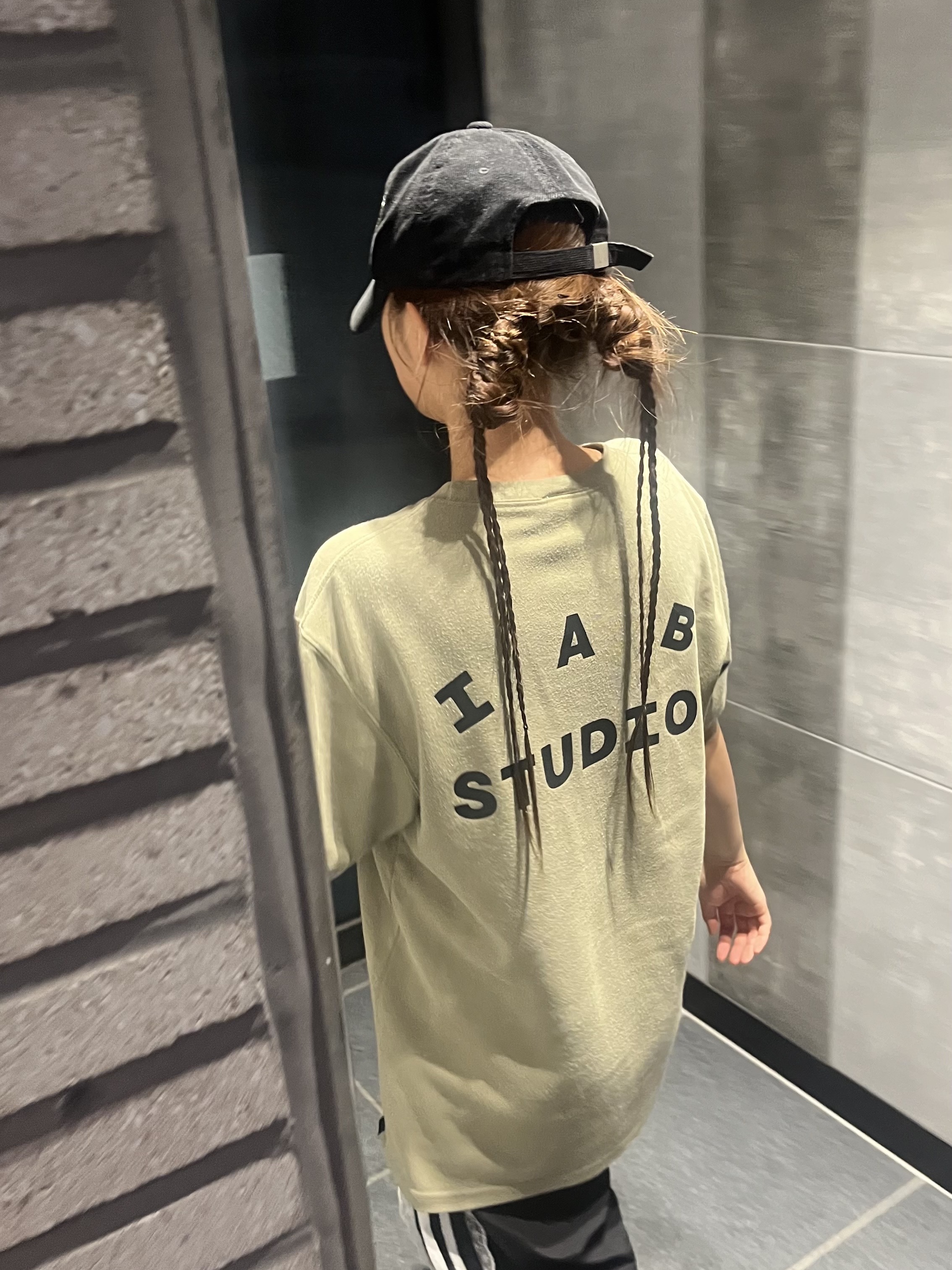 IAB Studio T-Shirt Olive Green, The Museum Visitor x Jon Burgerman Pinky Winky & Charlie Ball Cap Black 착용 스타일