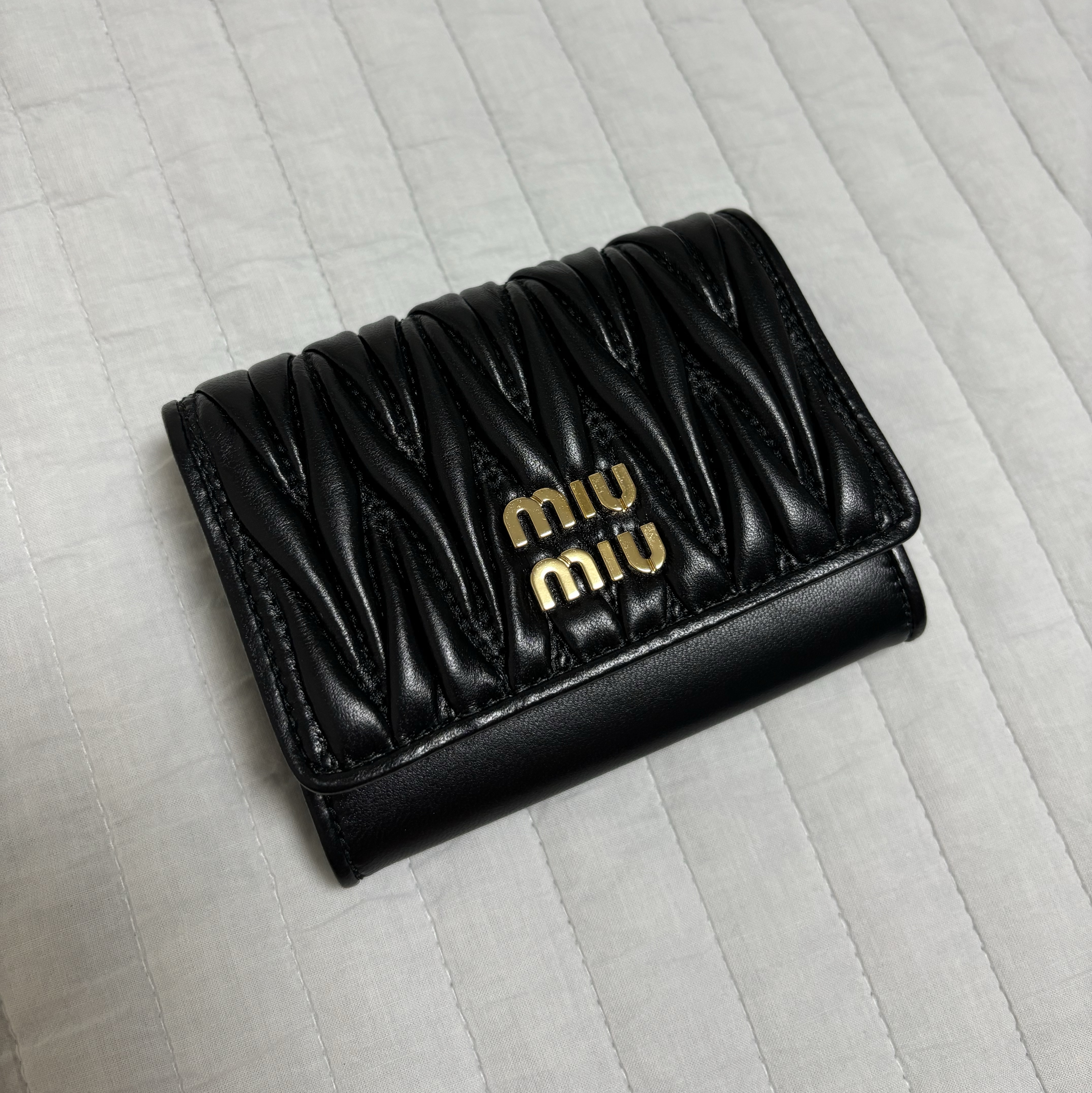 Miu Miu Matelasse Nappa Leather Card Holder Black 착용 스타일 - 1