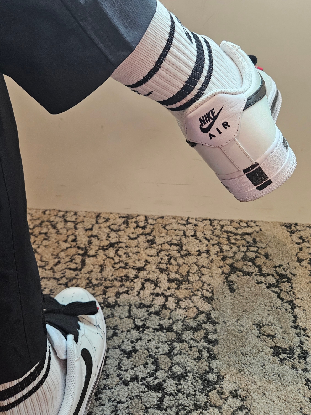 Nike x Peaceminusone Air Force 1 Low Para-Noise 2.0, Nike x Drake Nocta 8K Peaks Track Pants Black (FZ3480-010) 착용 스타일