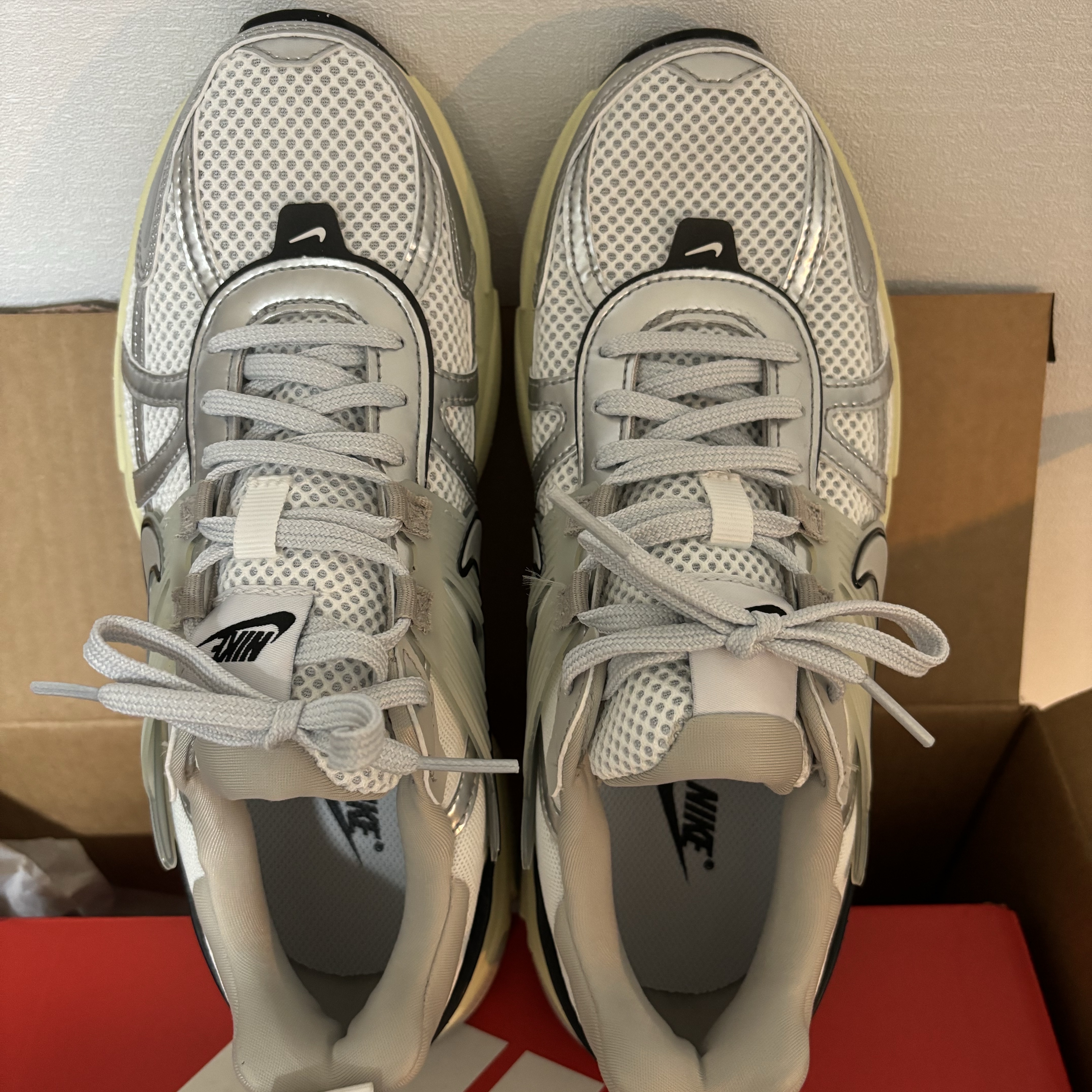 Nike V2K Run Summit White Metallic Silver 착용 스타일 - 2