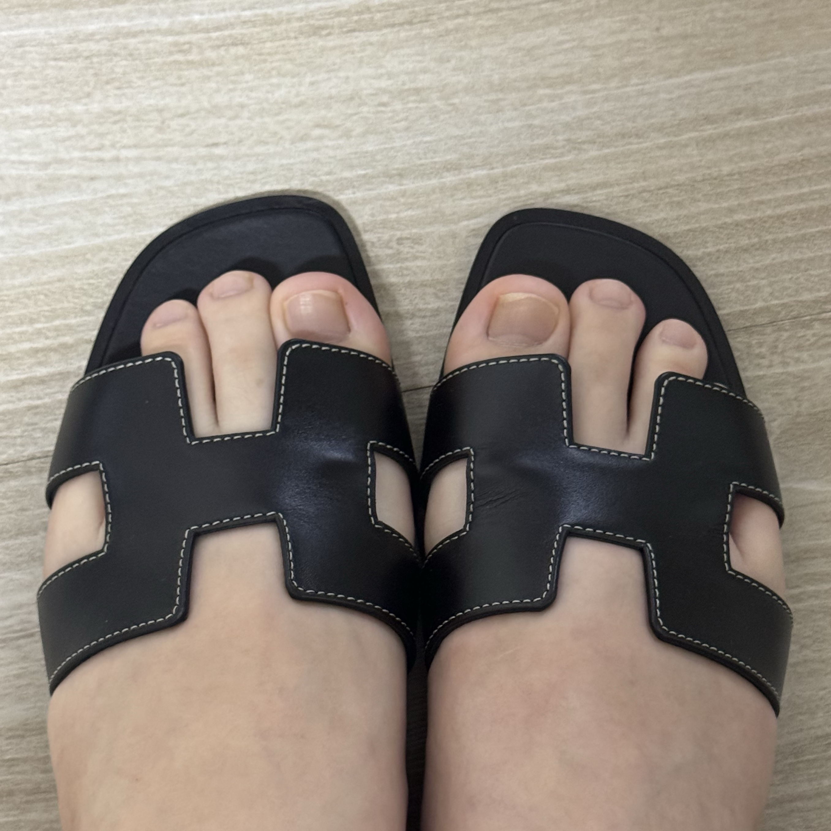 (W) Hermes Oran Sandal Calfskin & Noir Piqures Ecrues 착용 스타일