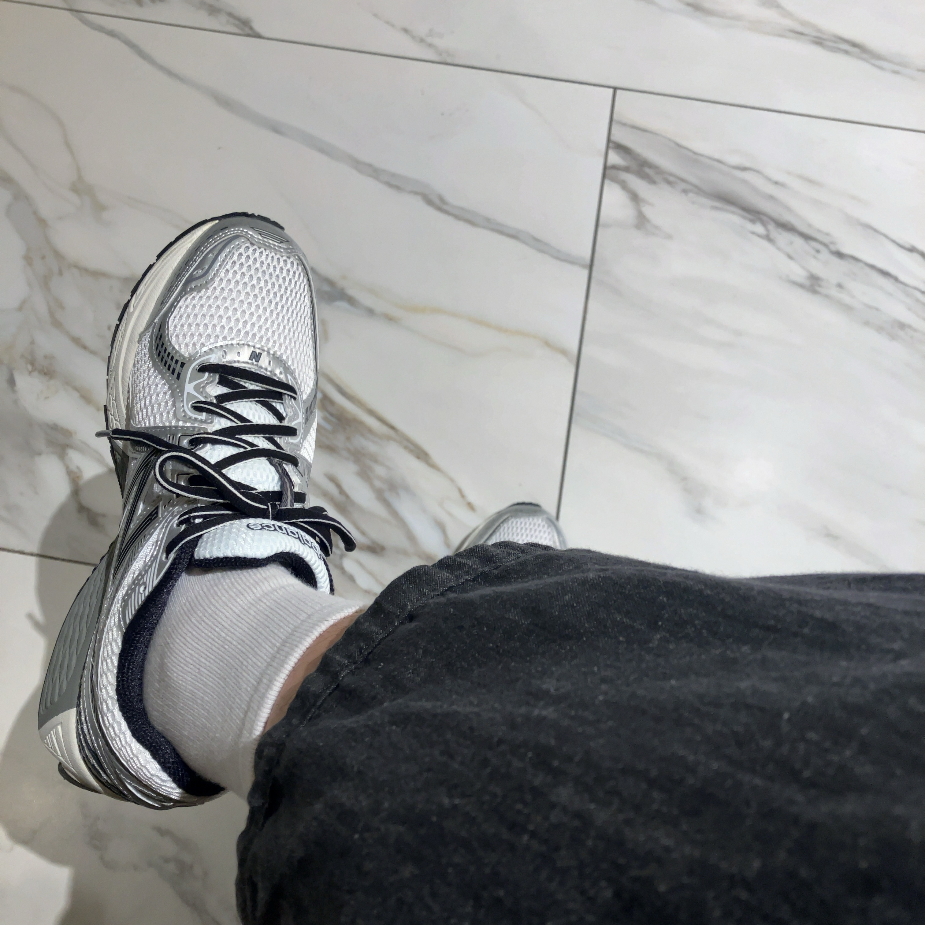 New Balance 860v2 Optic White 착용 스타일