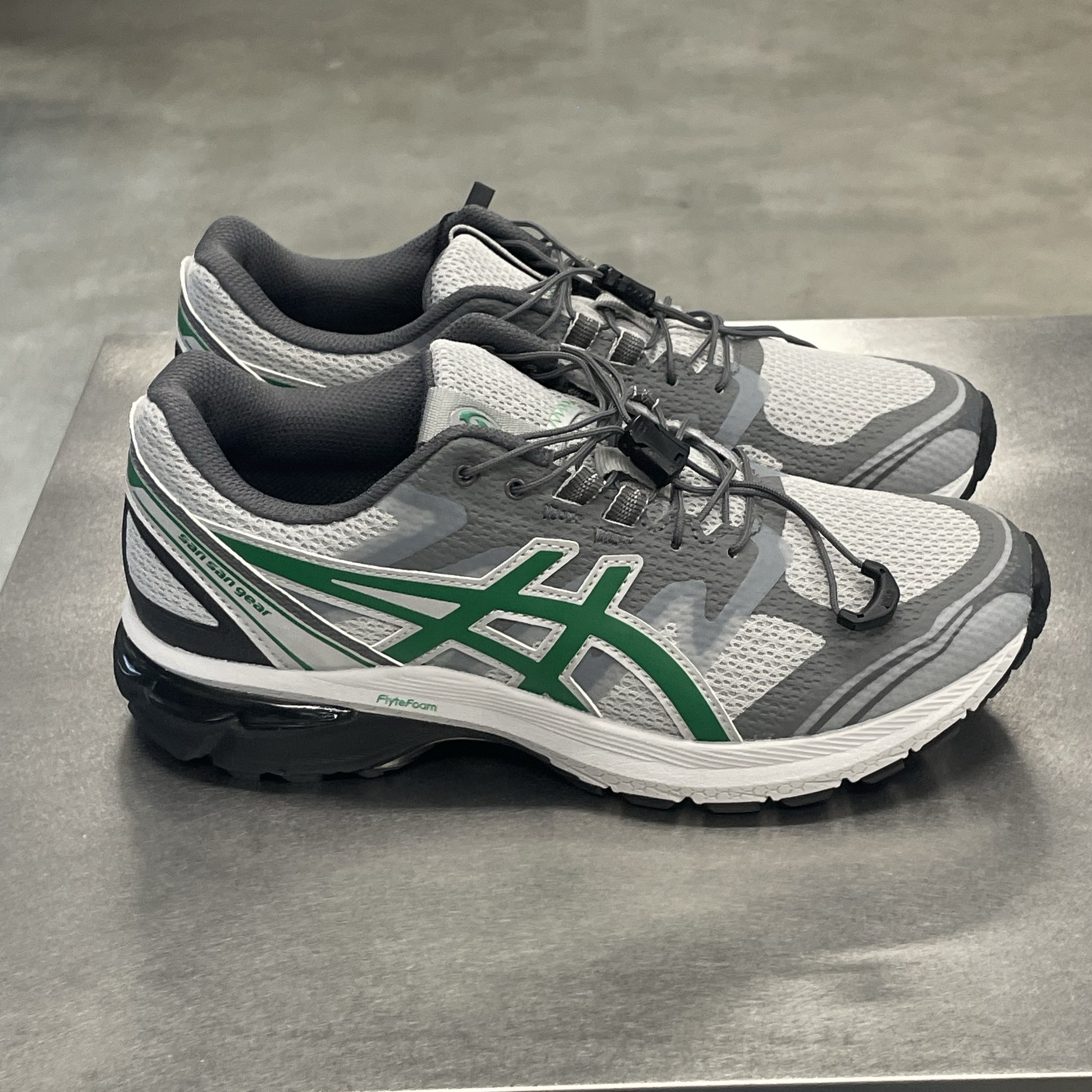 Asics x Sansan Gear Gel-Terrain Grey Violet Jolly Green 착용 스타일