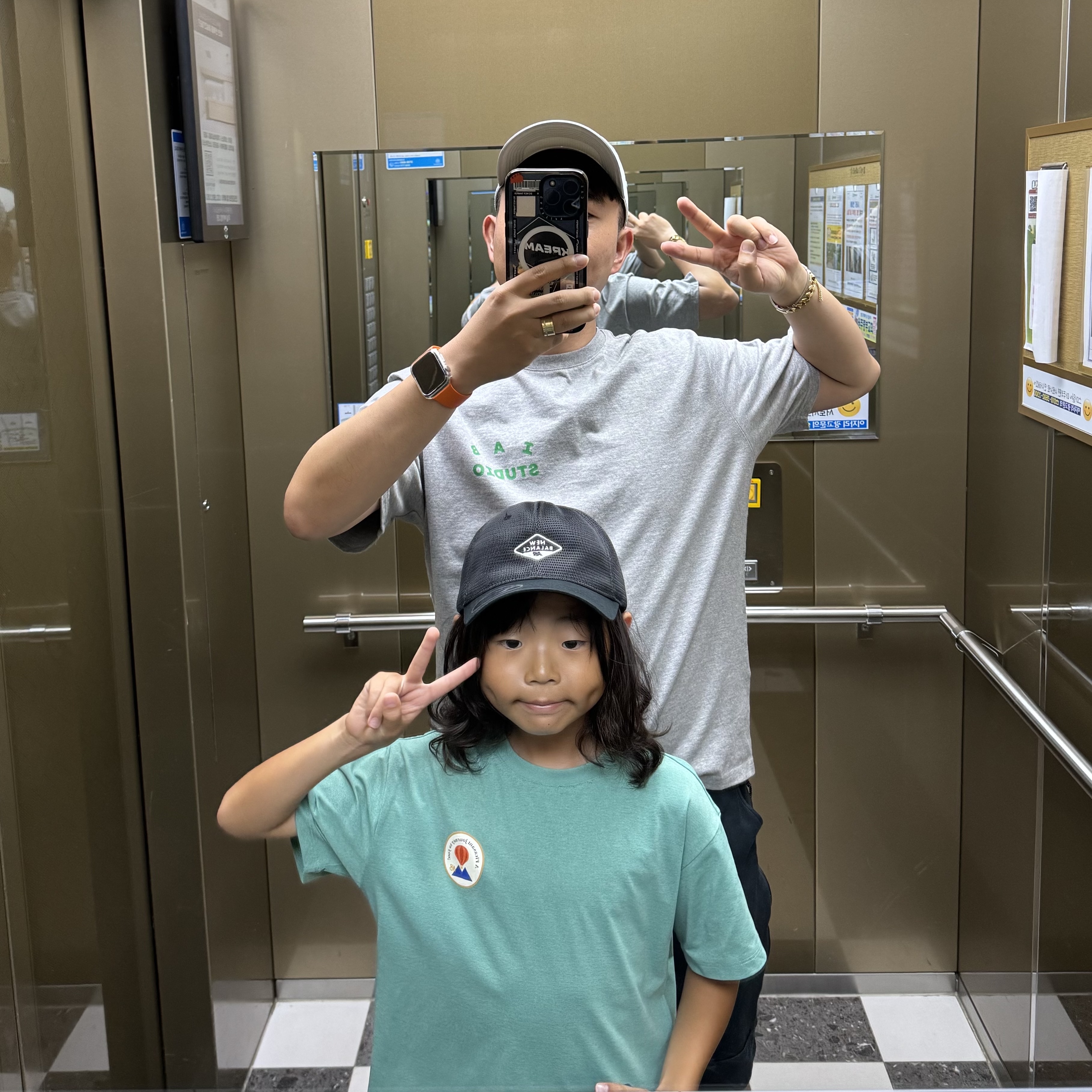 Supreme Gloss Ripstop Camp Cap Light Grey - 23FW, IAB Studio T-Shirt Gray Green - 22FW 착용 스타일 - 1