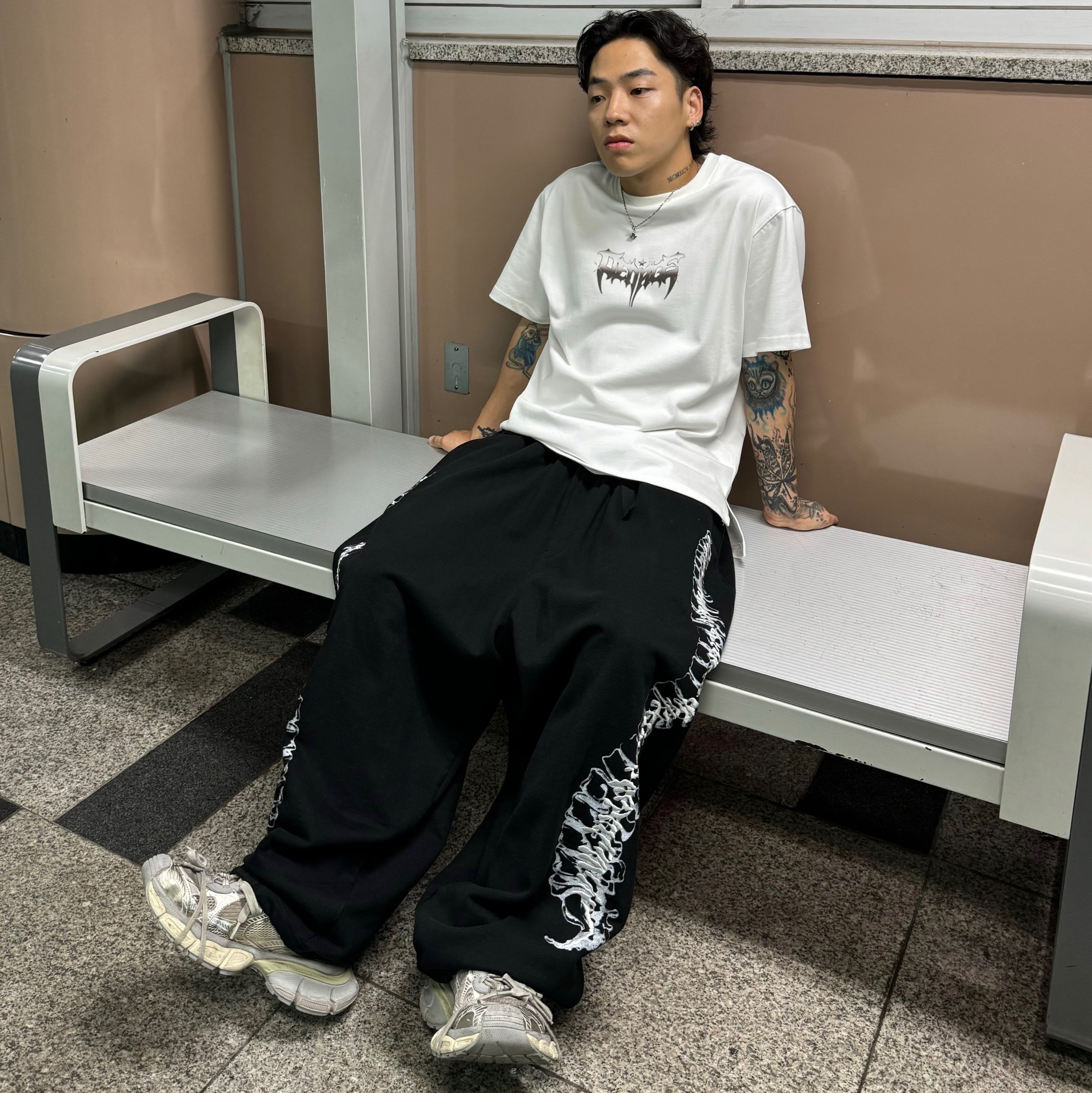 Balenciaga 3XL Sneakers Light Beige 착용 스타일
