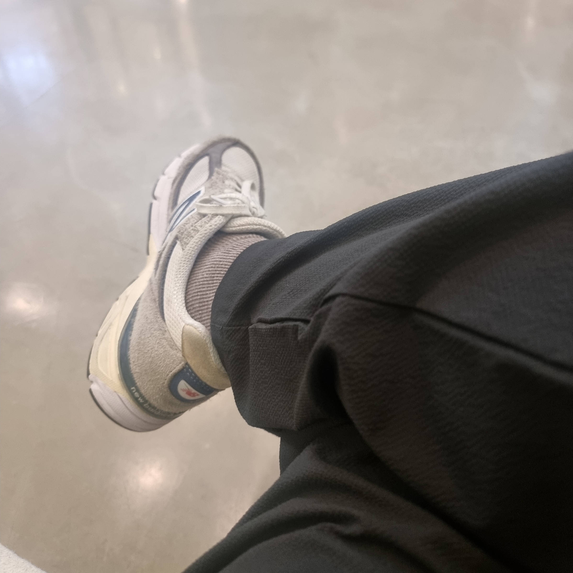 New Balance 990v4 Made in USA Gray Suede 착용 스타일