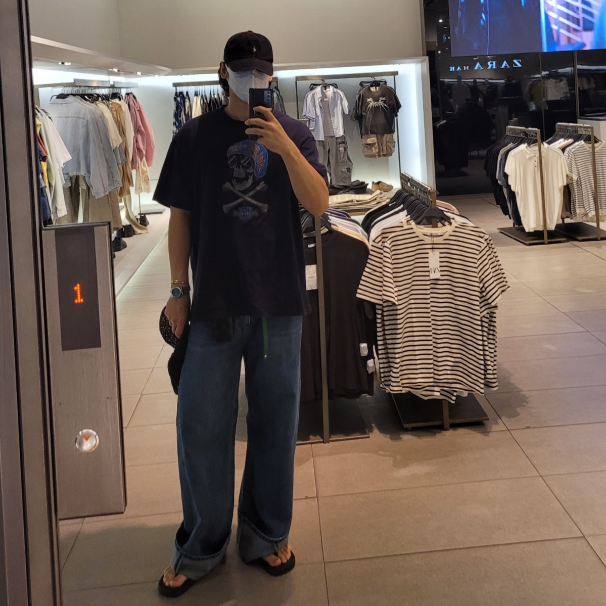 Typing Mistake Holiday-Vision Parody Graphic T-Shirt V.2 Dark Navy, Typing Mistake Dusty Black 80-90’s Vntg Cap (Vintage Symbol Parody) 착용 스타일