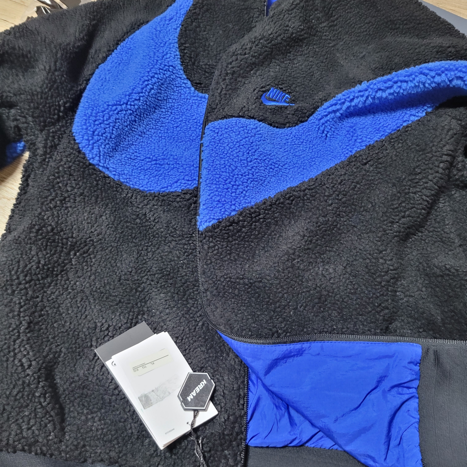 Nike Big Swoosh Full Zip Jacket Black Game Royal 착용 스타일