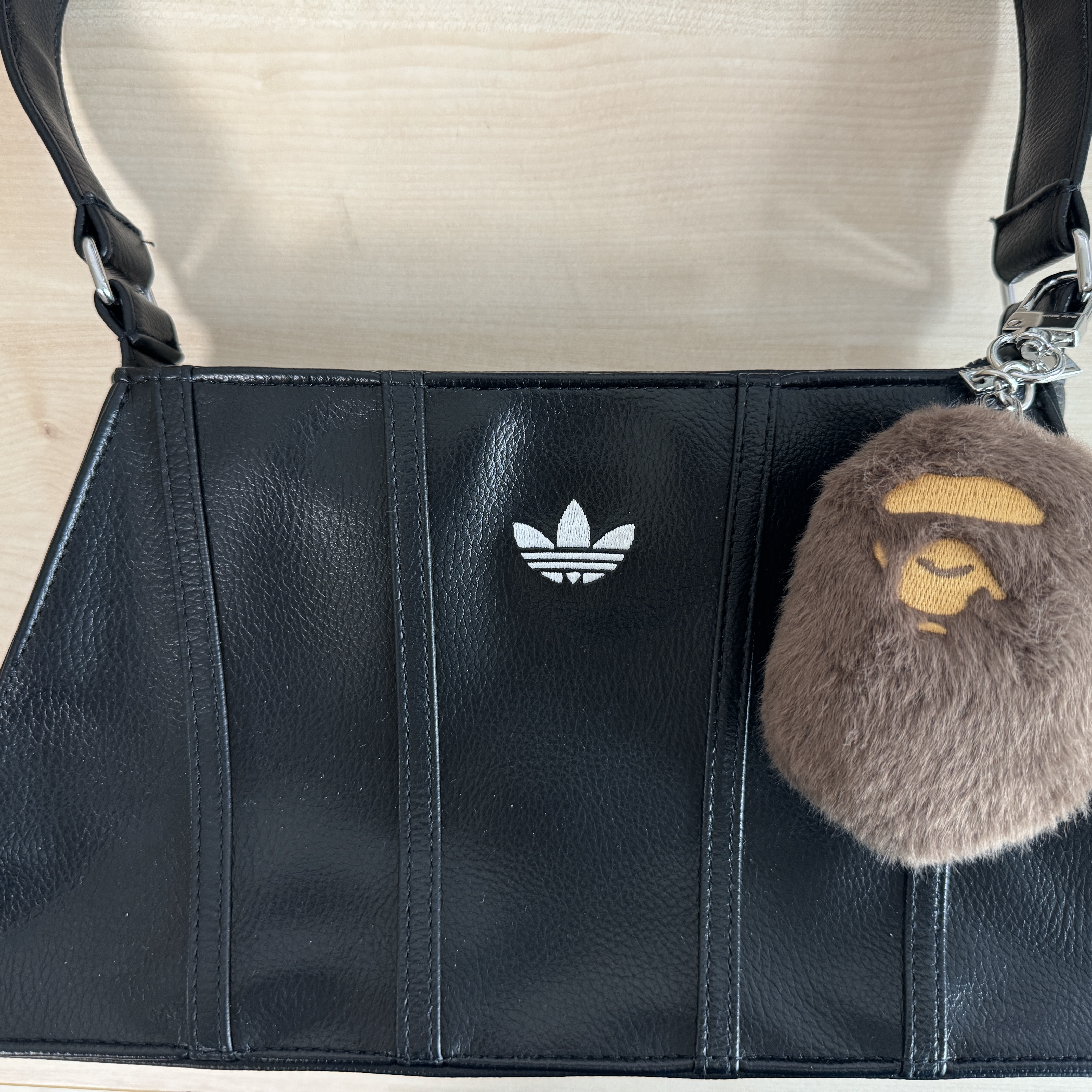 BAPE Bathing Ape Head Faux Fur Keychain Brown 착용 스타일