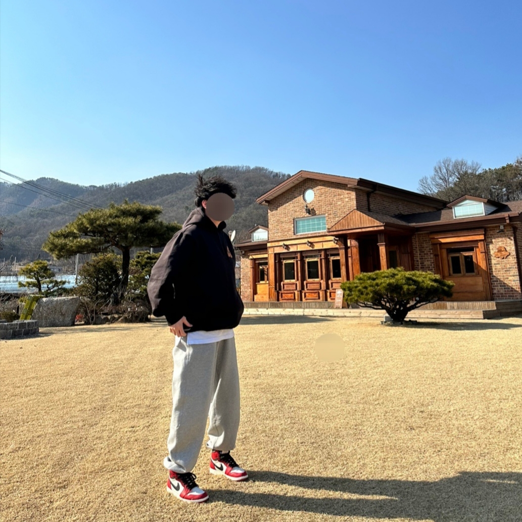 Palace Korea Hoodie Black - 24SS, Nike x Stussy NRG Fleece Pants Dark Grey Heather (DO9340-063) 착용 스타일 - 1